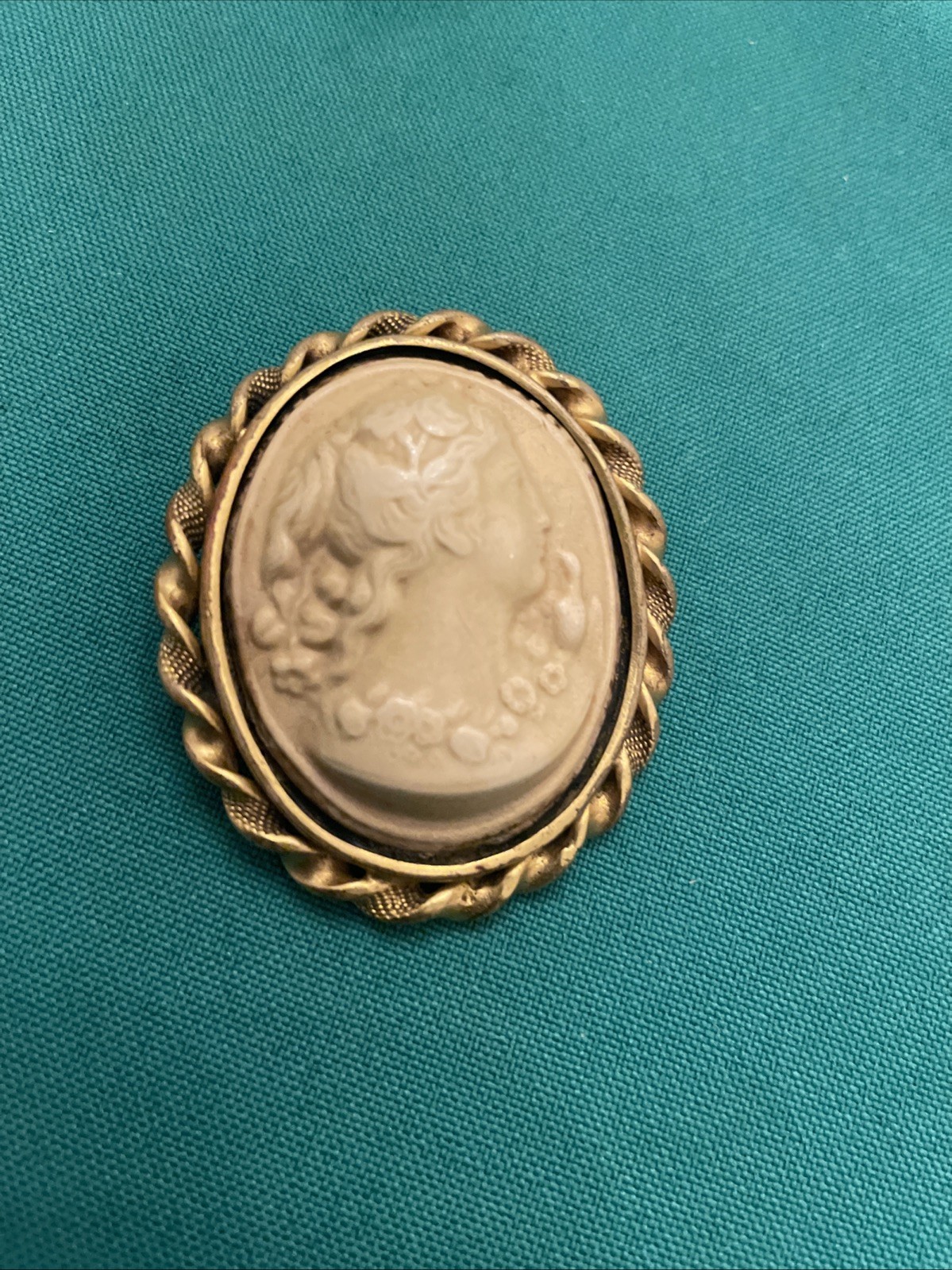 Antique BEAUTIFUL Carved SIDE PORTRAIT Cameo Brooch 2.25” High Relief