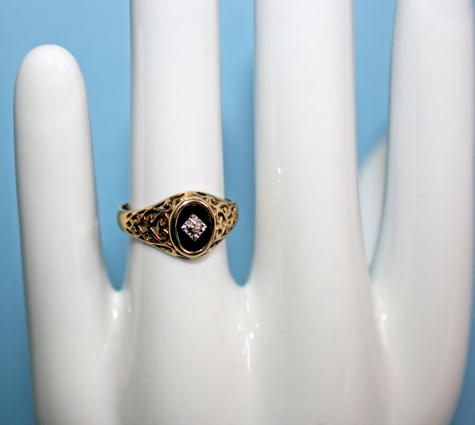 Vintage 10k Yellow Gold Filigree Black Onyx Diamond Accent Ring Sz 5.75
