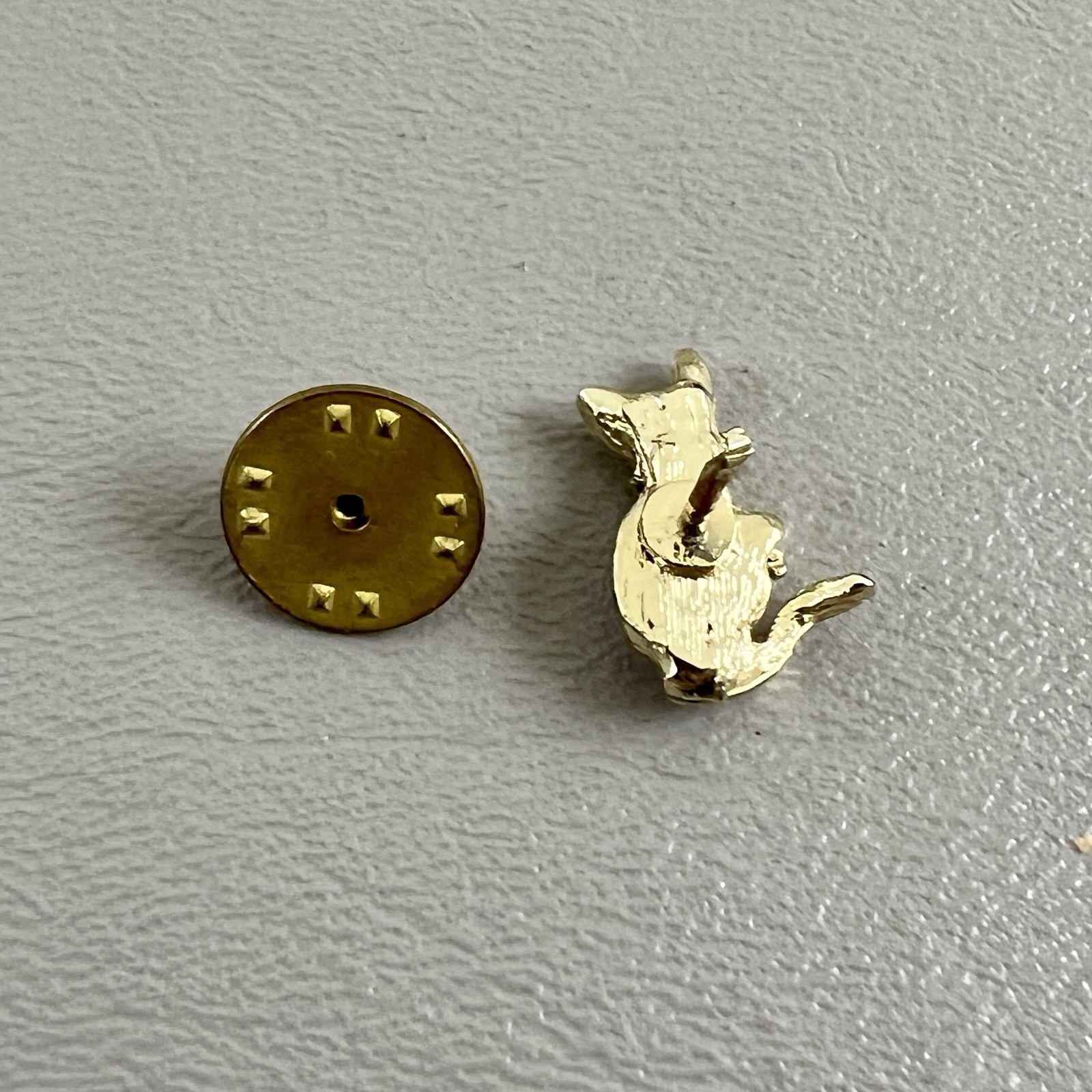 Vintage Gold Tone Faux Fresh Water Pearl Cat Kitty Lapel Pin .75″