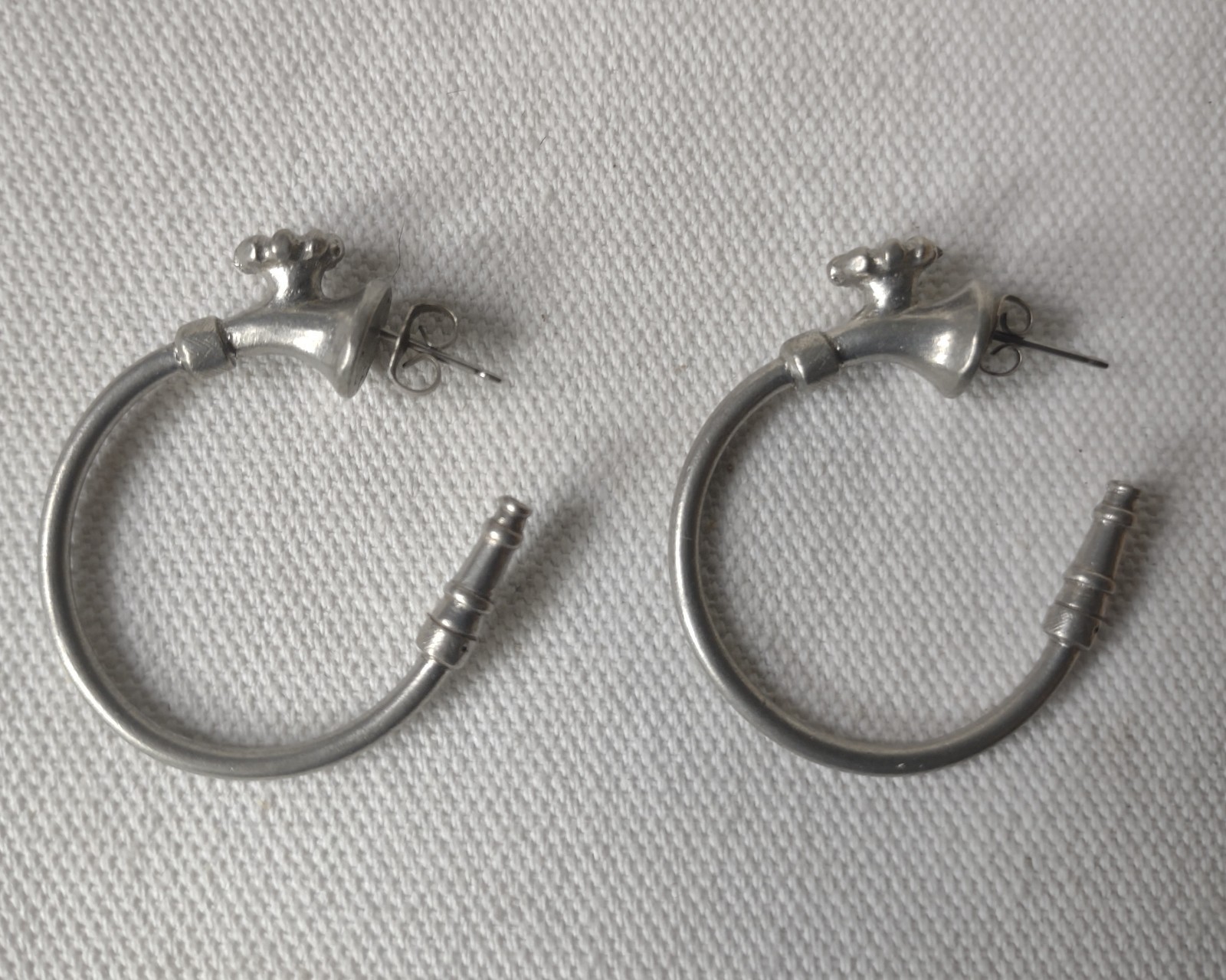 JIM CLIFT SIGNED PEWTER GARDEN HOSE EARRINGS 1 1/8″ HOOP POSTS