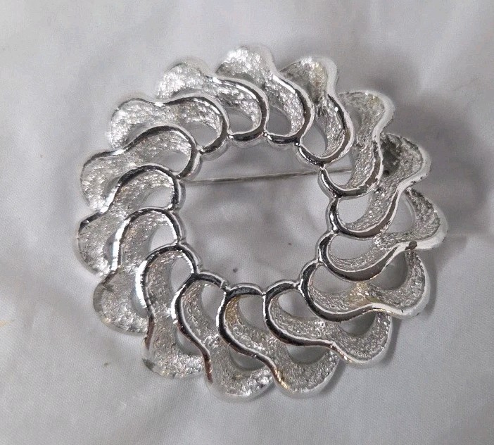 Vintage Silver Tone Geometric Swirl Ribbon Brooch Signed Sarah Coventry Used