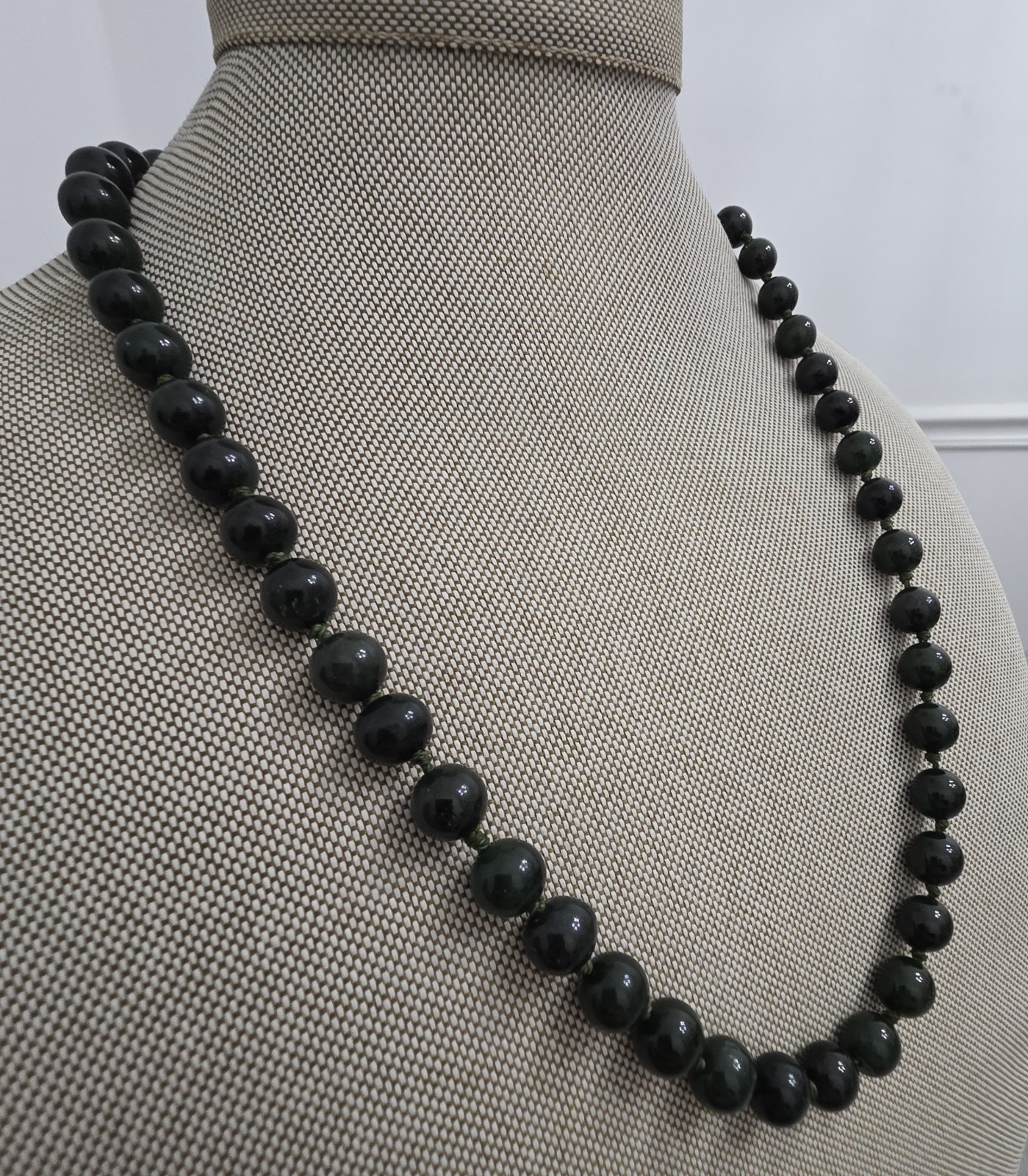 Vintage 18″ Dark Green JADITE JADE 8mm Knotted Beaded Necklace