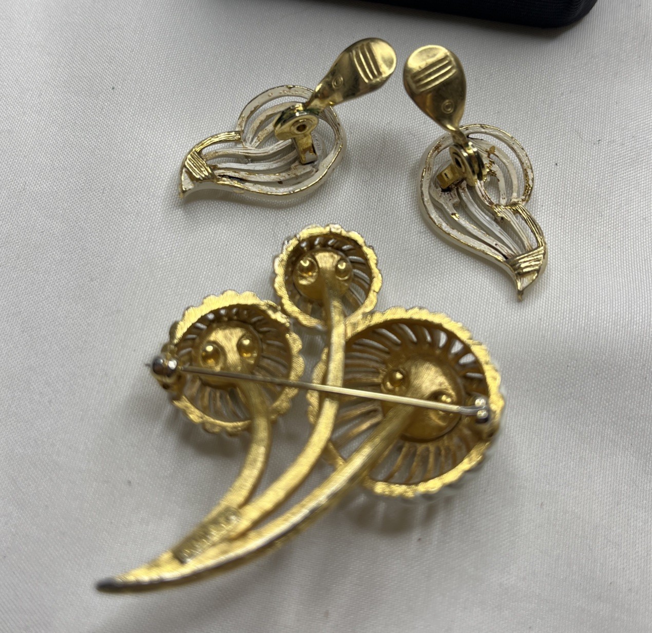 Vintage Signed Monet Goldtone White Enamel Flower Brooch With Earrings