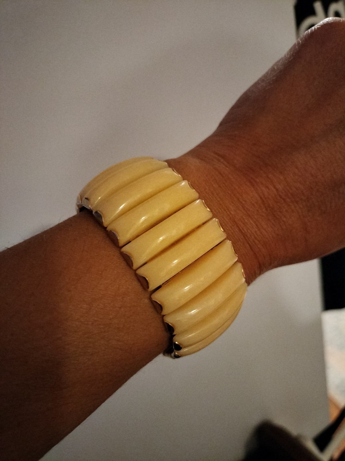 VINTAGE ESTATE SIGNED HONG KONG EXPANDABLE Lucite BRACELET. Creme + Gold Tone