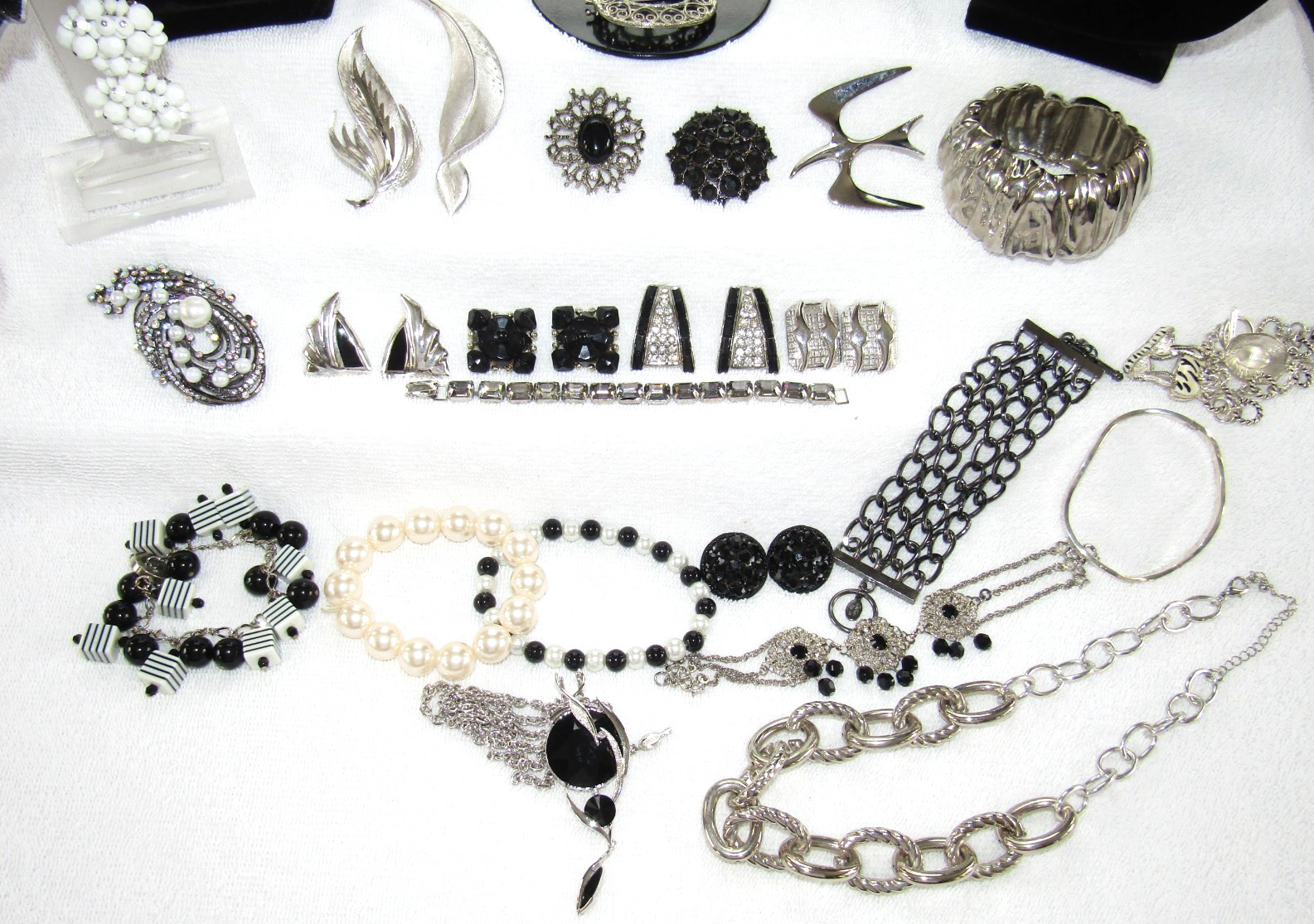 NICE COSTUME JEWELRY WEISS TRIFARI MONET COVENTRY LUCITE RHINESTONE BLACK WHITE