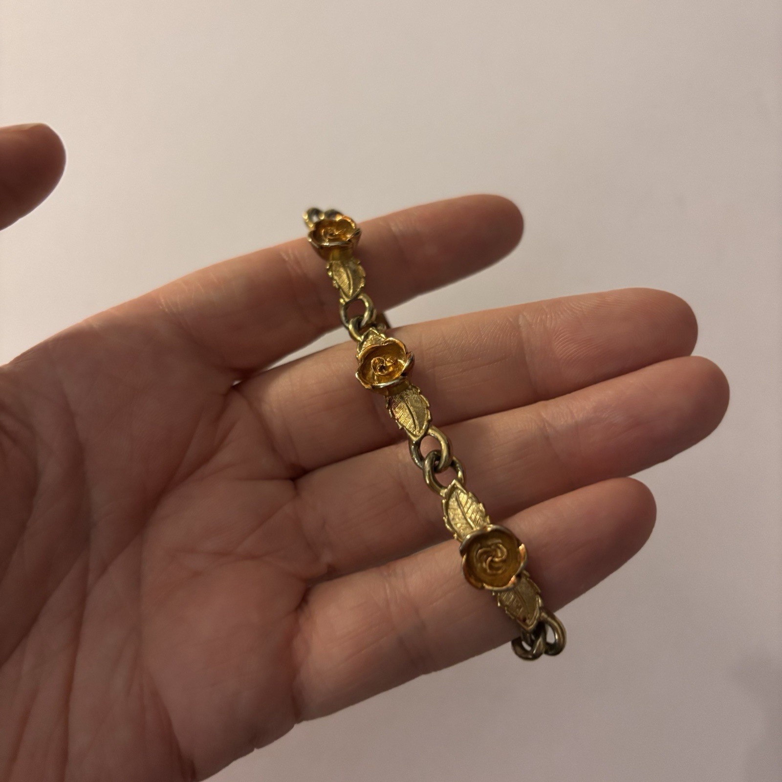 STUNNING VINTAGE ESTATE SIGNED AVON GOLD TONE ROSE FLOWER 7 1/4″ BRACELET G39054