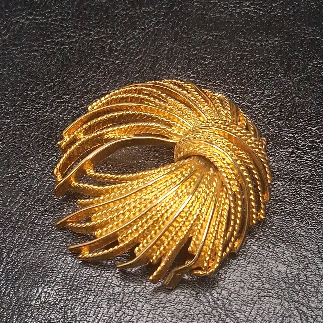 Vintage Jewelry Signed MONET Bow Pin Brooch Gold Tone. 16.346