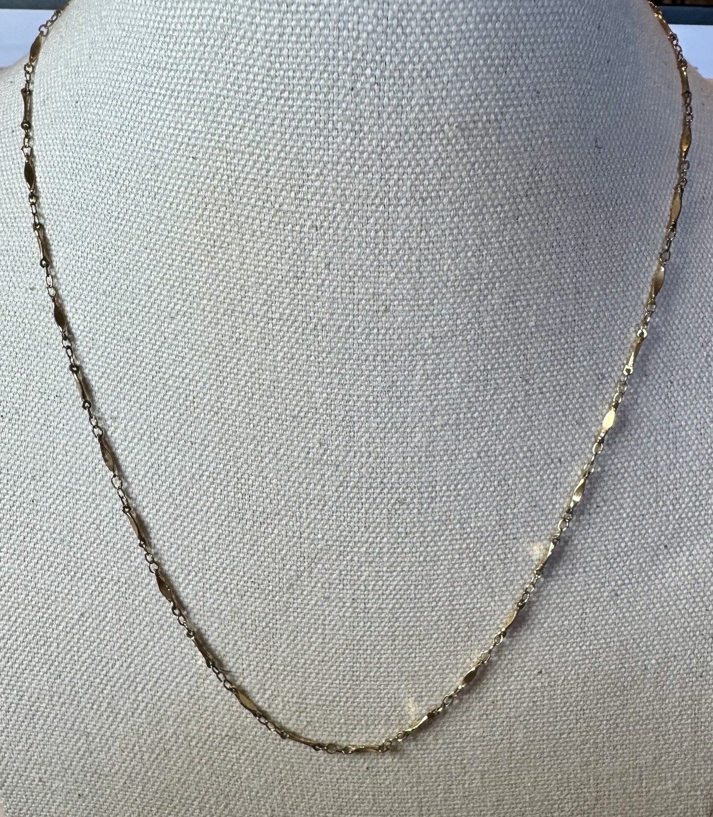 VTG Signed Sarah Coventry Gold Tone Fancy Link Station Chain Necklace Marquise