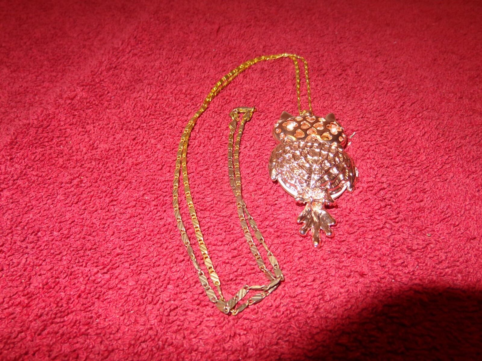 VINTAGE OWL PENDANT 2 1/2 x 1 1/2 in WITH 29 in CHAIN UNIQUE TAIL THAT MOVES-J2