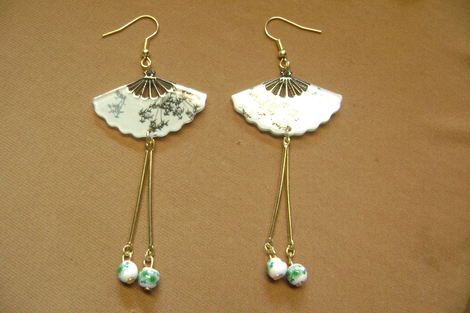 NWOT- LONG DANGLE ACRYLIC CHINESE FAN,FLOWERS BEADED 3″ HOOK PIERCED EARRINGS