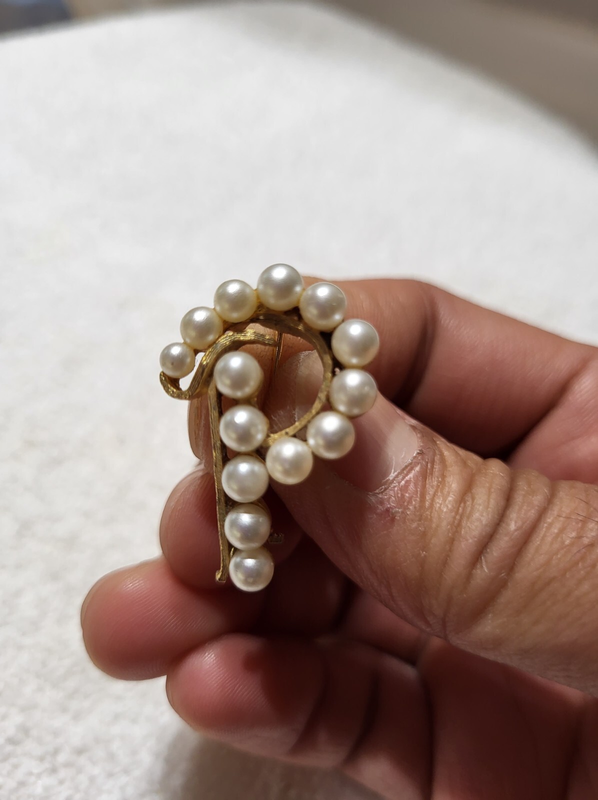 Gold tone w/ Faux Pearl Brooch Pin Letter P Initial
