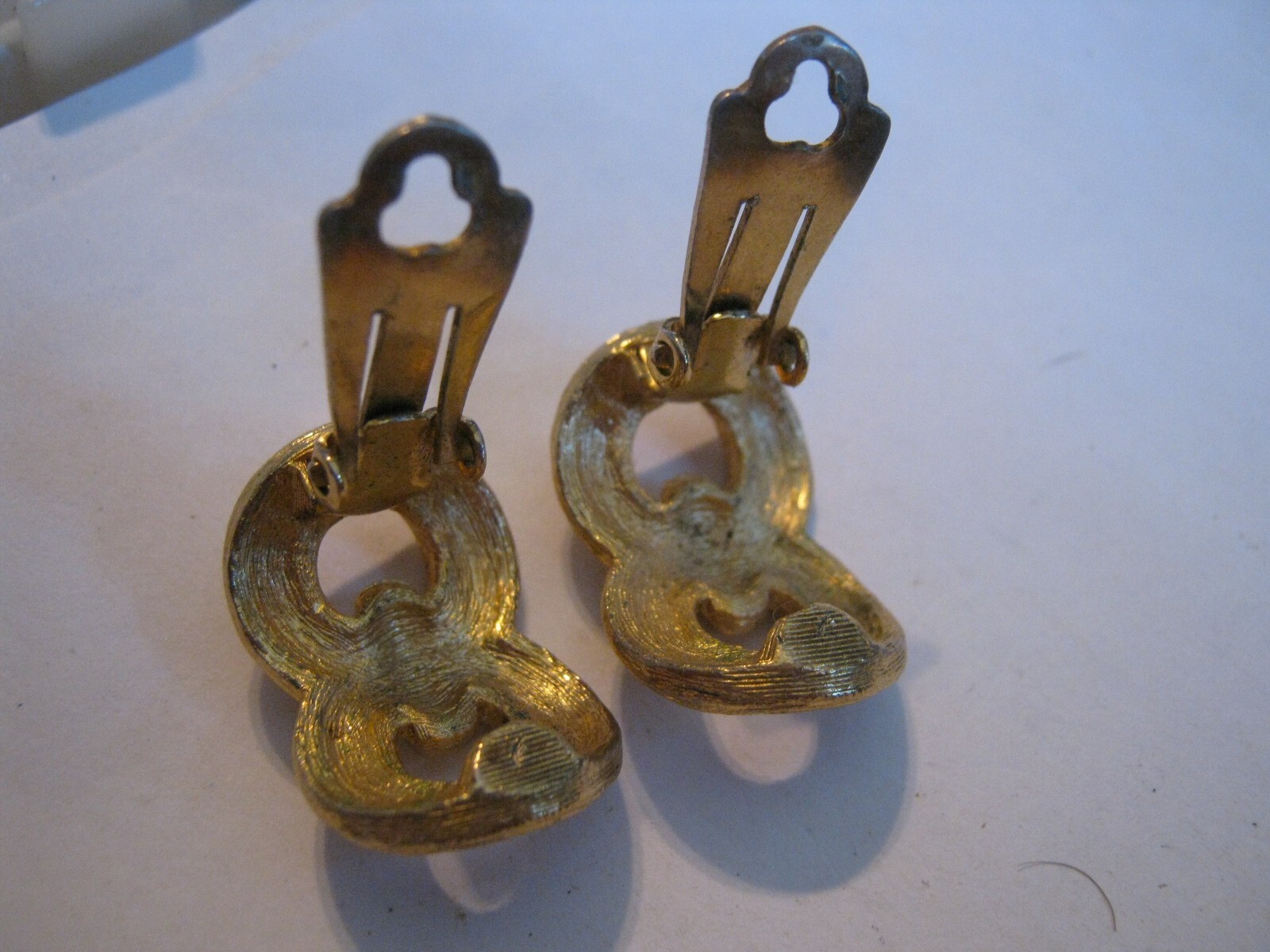 ORENA Paris (1977-2005) Golden Textured Figure 8 Knot 1″ Clip-On Earrings