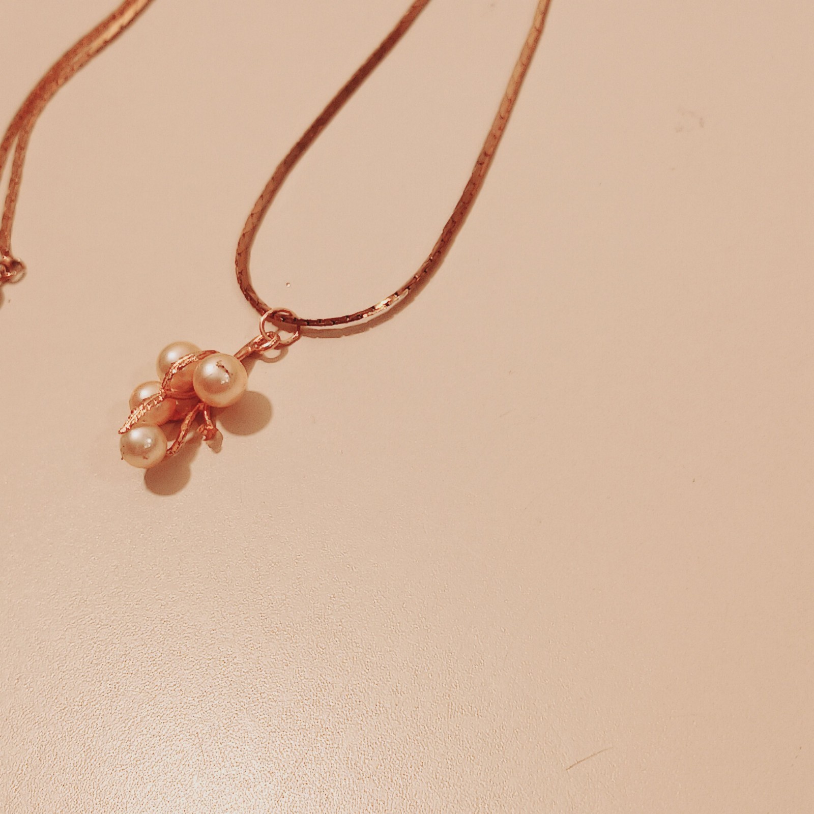 Gold Tone Pearl Cluster Flower Pendant Necklace 23.5″ Smooth Chain