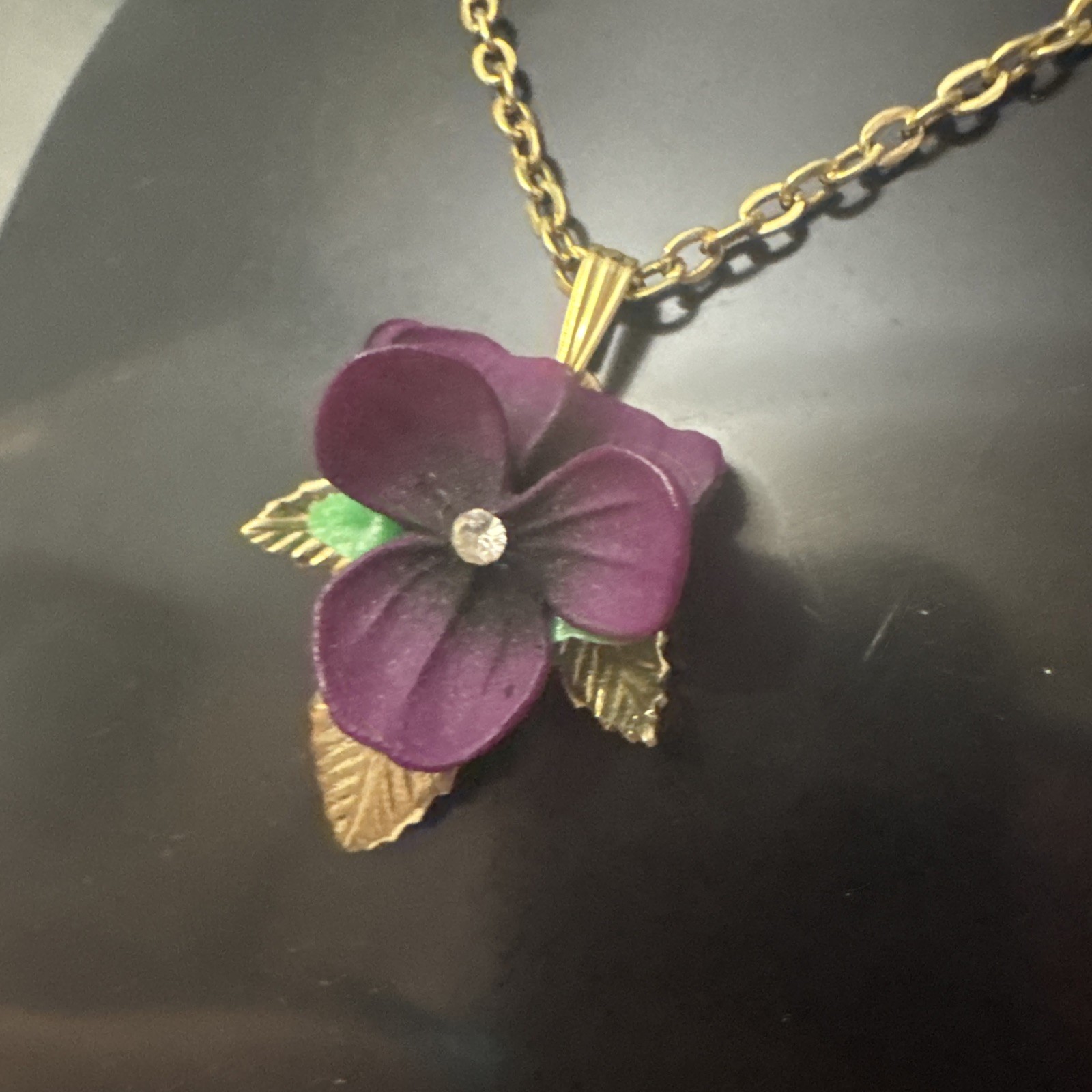 Vintage Purple Lucite Pansy/Violet Flower Necklace Pendant Gold Tone Chain 18”
