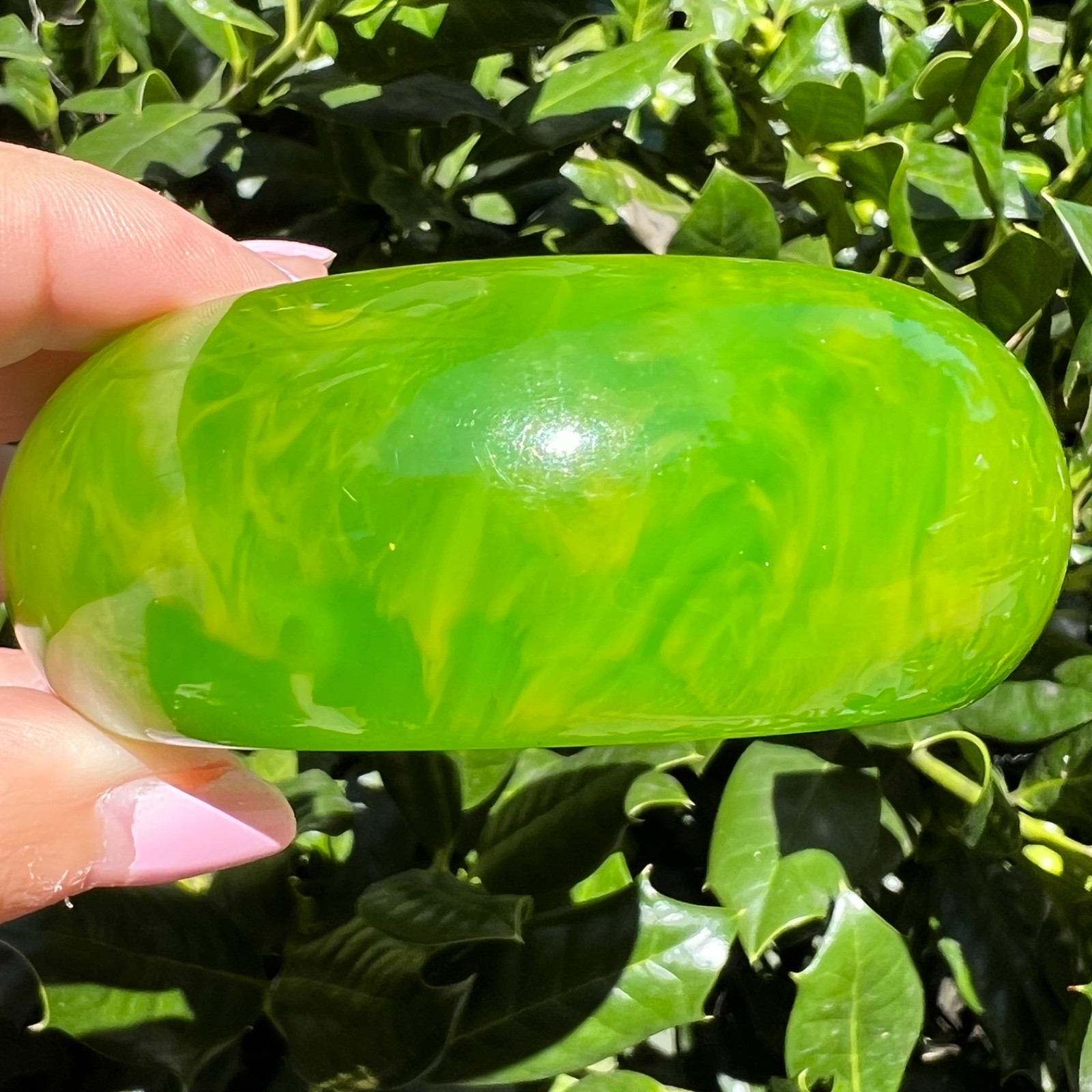 VINTAGE VIVID MARBLED KELLY GREEN BAKELITE FAT DONUT WIDE BANGLE BRACELET UNIQUE