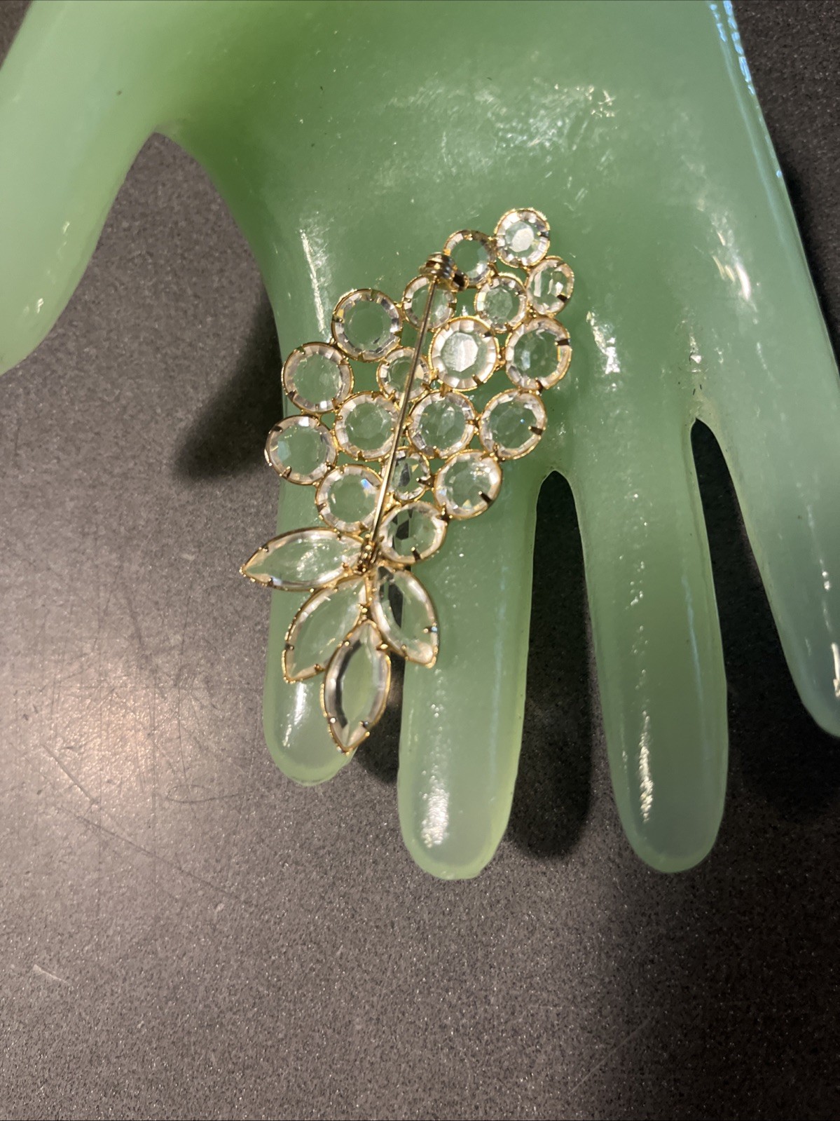 FABULOUS VINTAGE SEE THRU CRYSTALS BUNCH OF GRAPES PIN BROOCH GOLD TONE Prongset