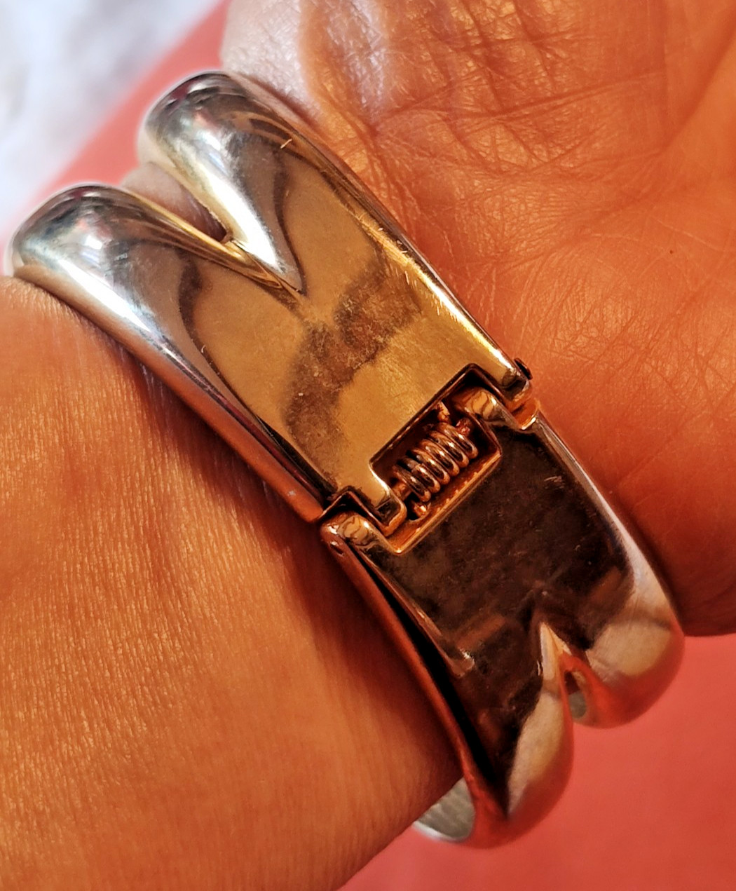 VTG 8.25″ Hinged Gold-toned Claw Cuff Bracelet 3″ across 1.75″ Wide