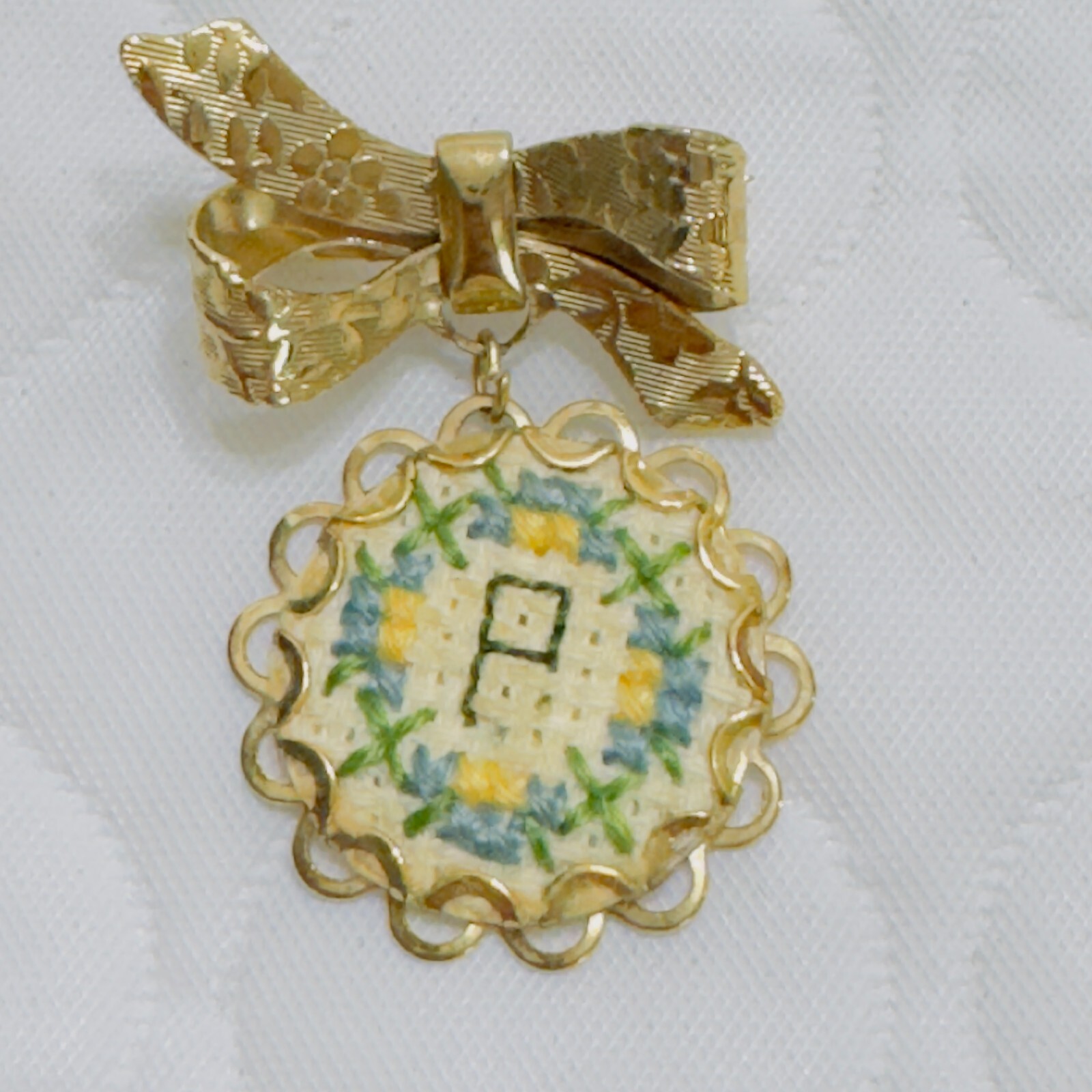 Vintage Handmade Brooch Petit Needle Point Gold Tone Ornate Bow Letter Initial P