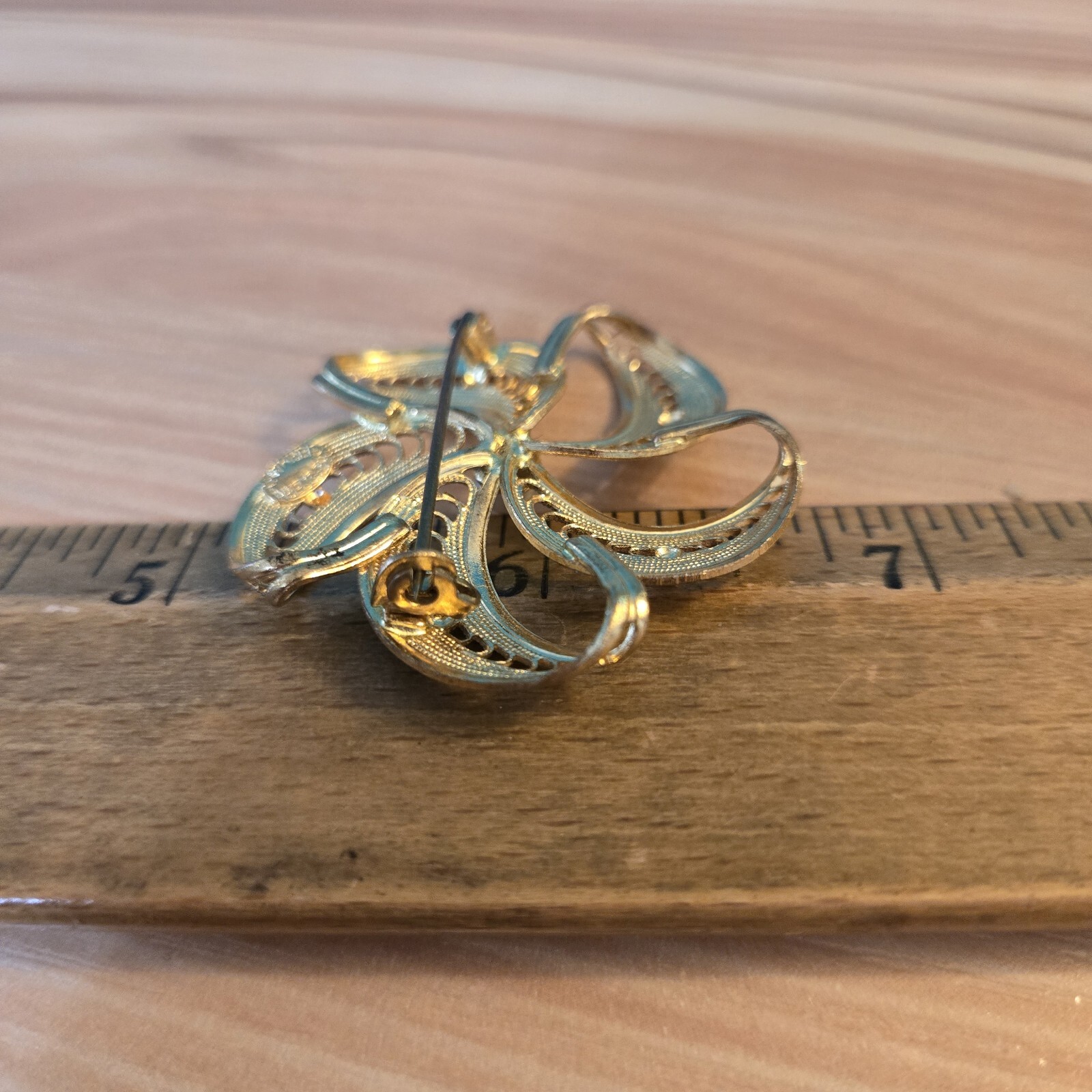 Women’s Vintage Brooch, Gold Color With Pearl Bead, Approximately 2″ Diameter