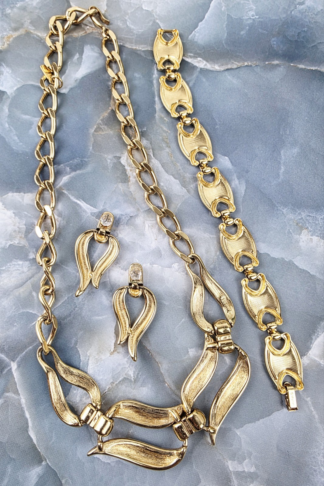 4pc Vintage Monet Gold Tone And Ivory Enamel Jewelry Set All Signed