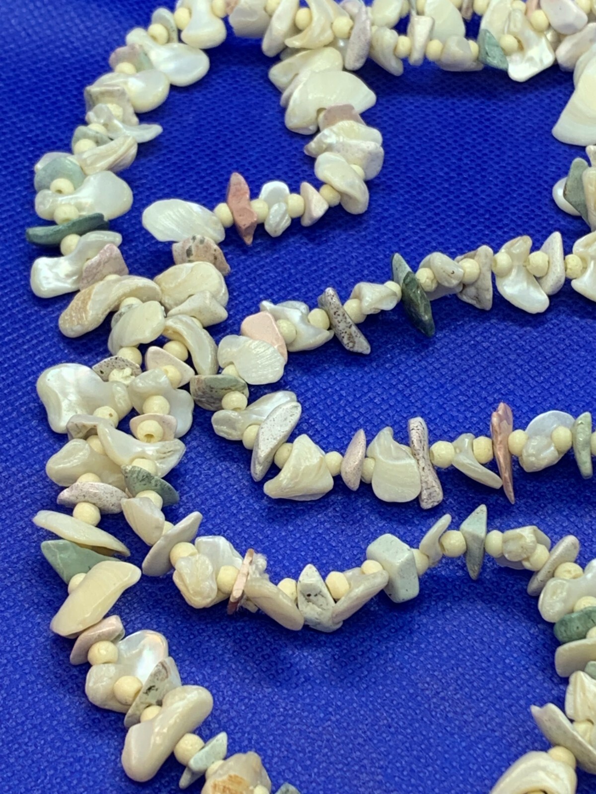 Vintage Women’s Mother-Of-Pearl Beaded Rock and Shell Strand Necklace