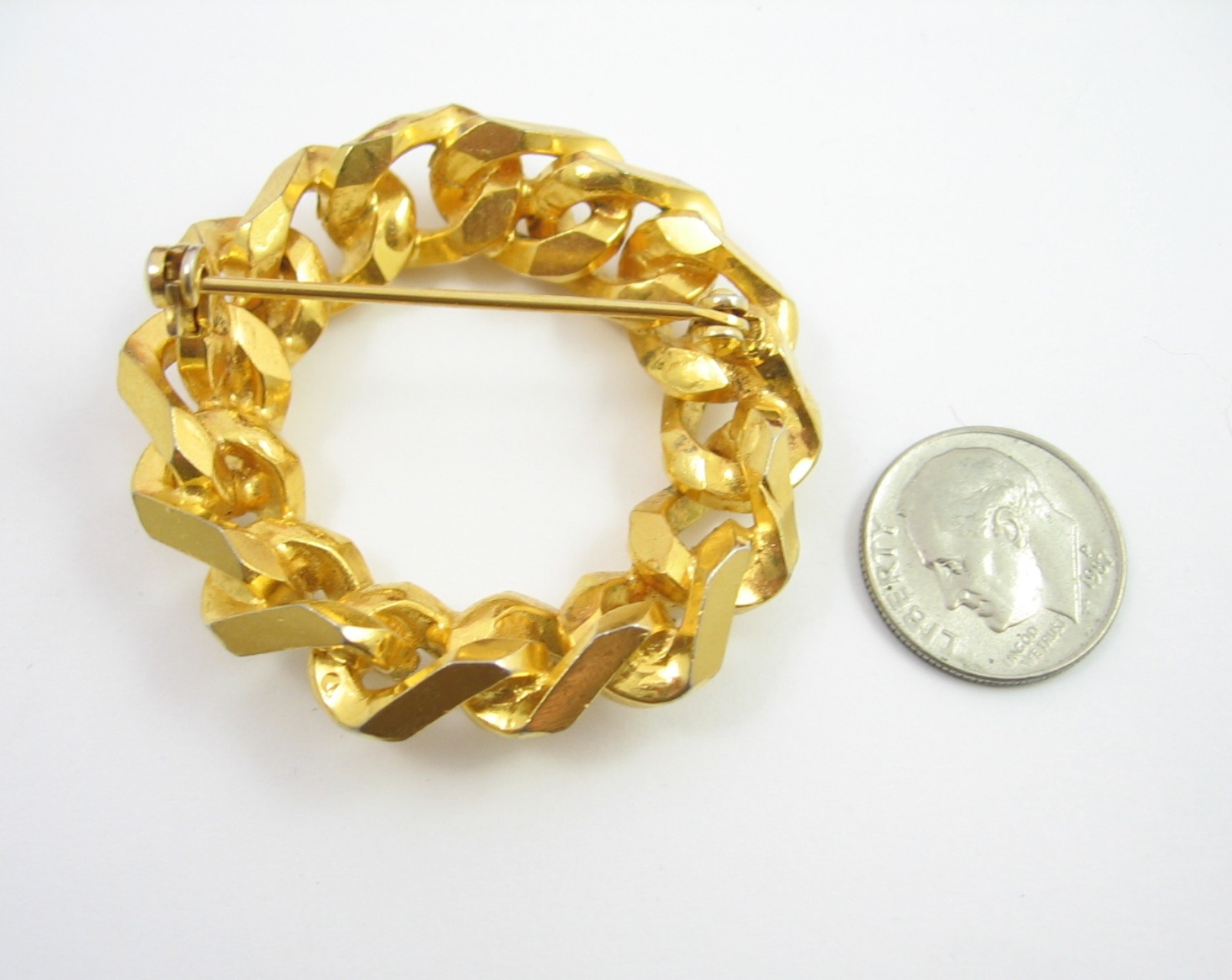 HEAVY METAL Vintage PIN Links CHAIN Round BROOCH Goldtone Circular 1 5/8″