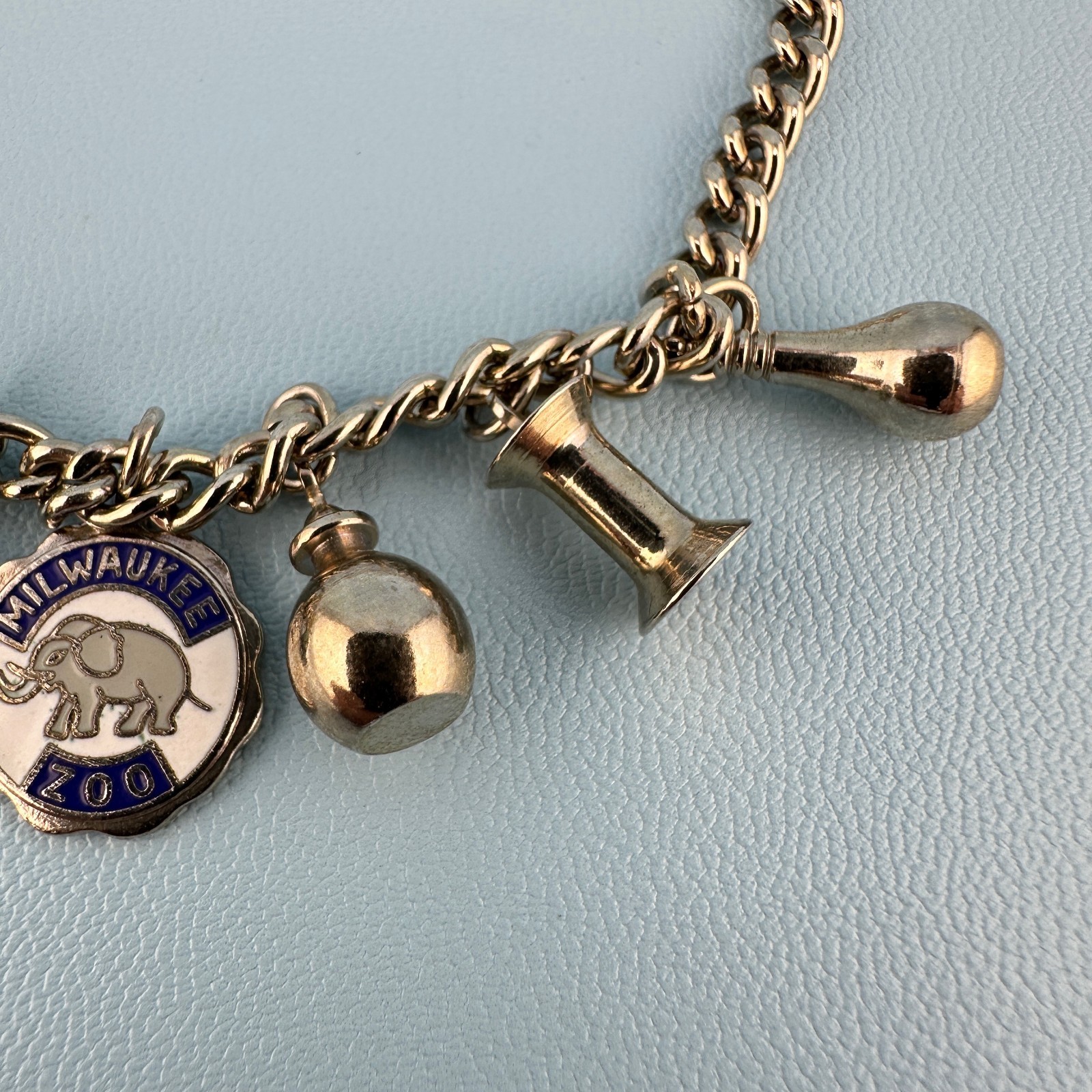 Vintage Charm Bracelet Silver Tone Sister Clasp Milwaukee Zoo Light Bulb 6.5″