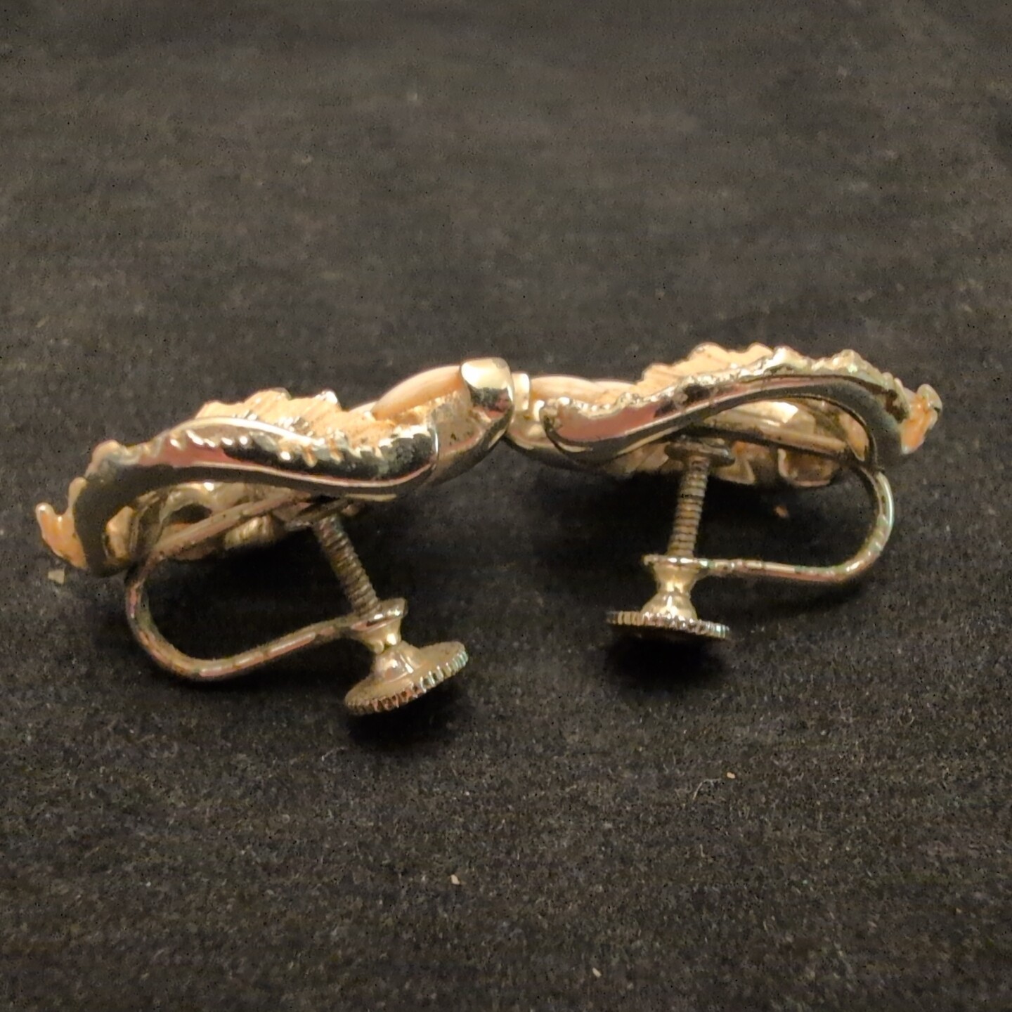 Vintage Lisner White Screw Back Earrings With Silver Tone Filigree 