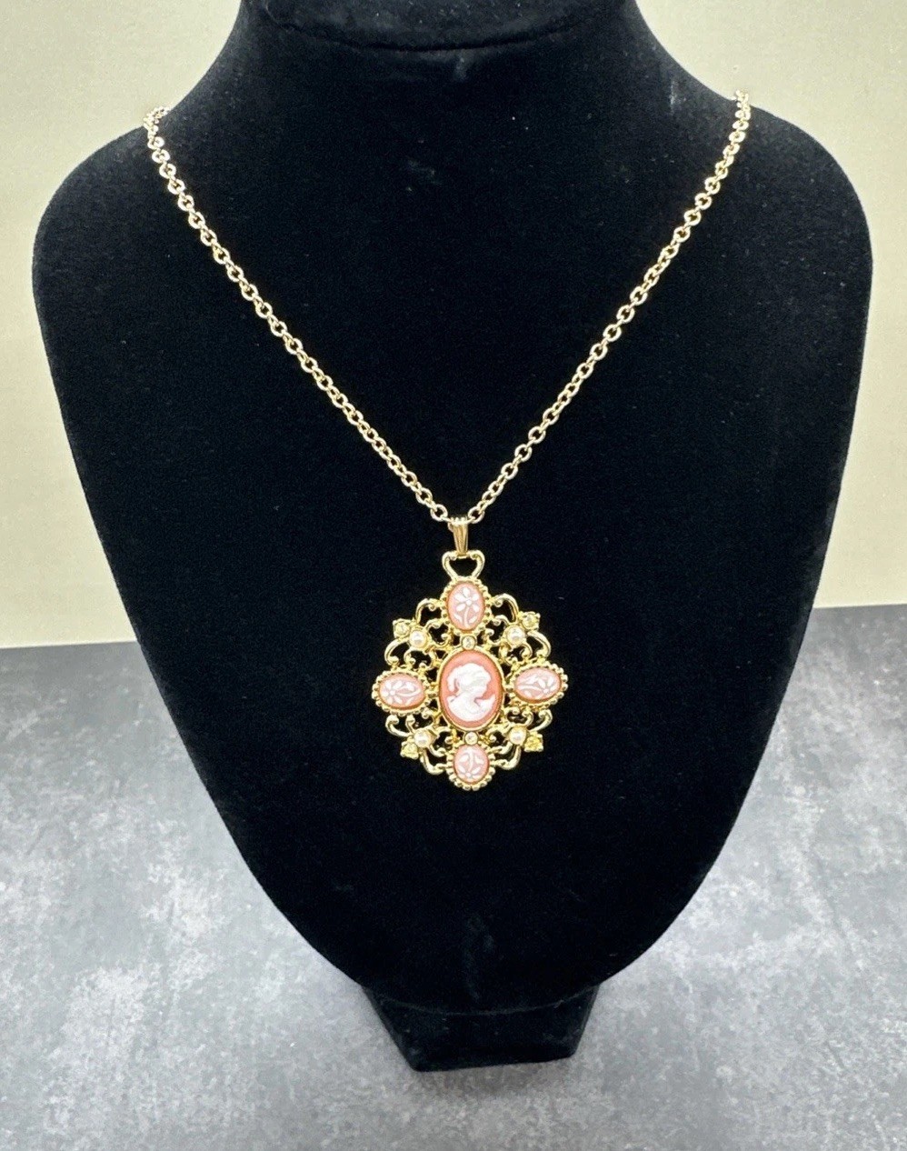 Vintage Avon Romantic Poet Necklace Gold Tone Pink 1994 Signed Love Beauty NIB
