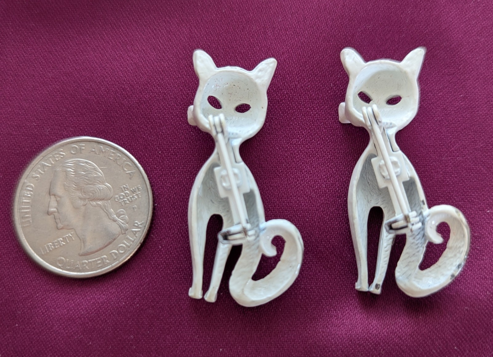 Pair (2) Siamese Cats Vintage Jewelry Pins White & Gray Enamel On Metal 1.5” MCM