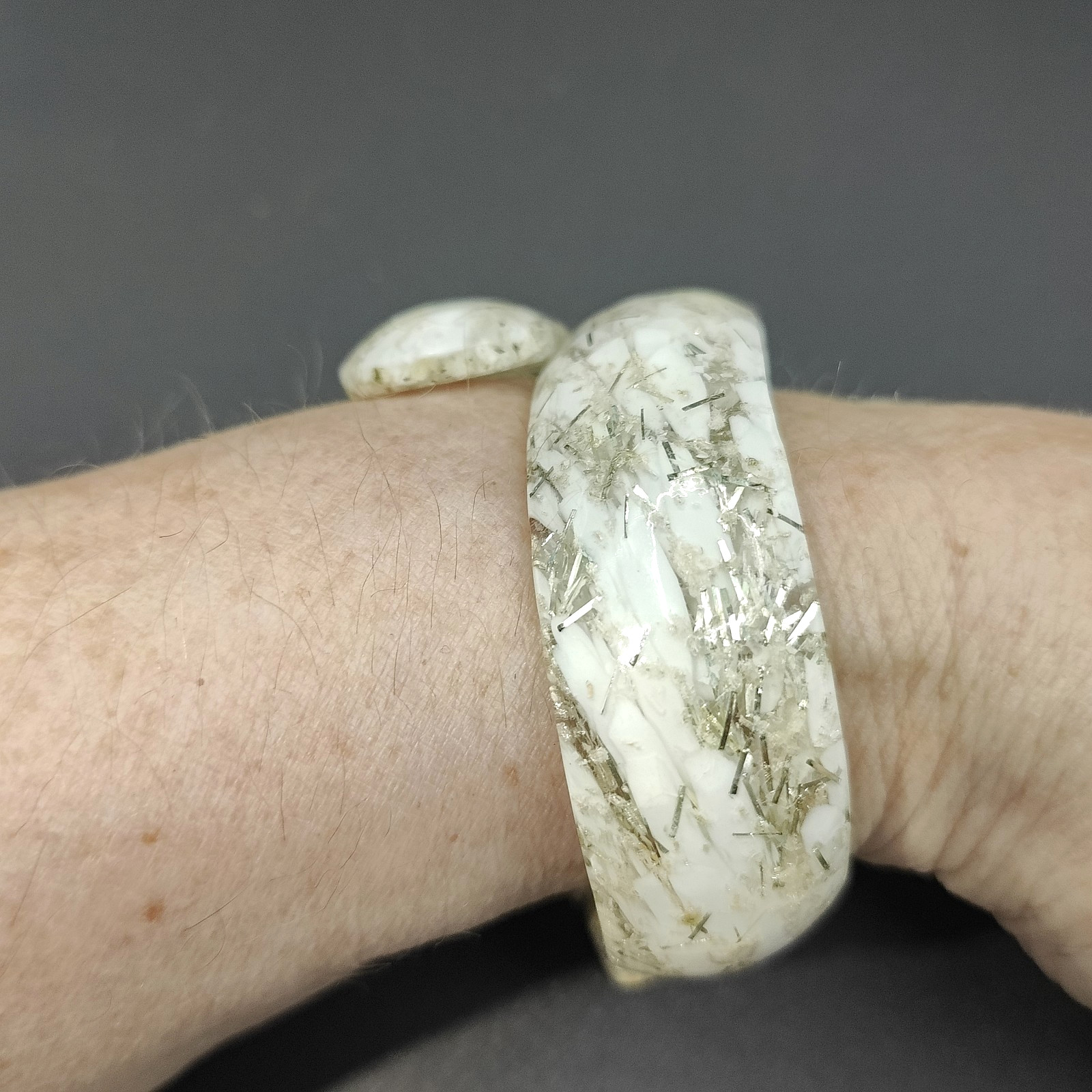Vintage MCM 1950s Bypass Hinged Clamper Lucite Bracelet White Sparkly Confetti