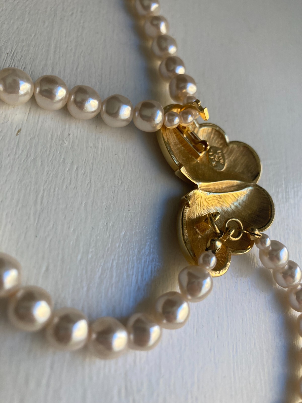 VINTAGE SIGNED K.J.L. FOR AVON FAUX PEARLS WITH ENAMEL BUTTERFLY 18″ NECKLACE