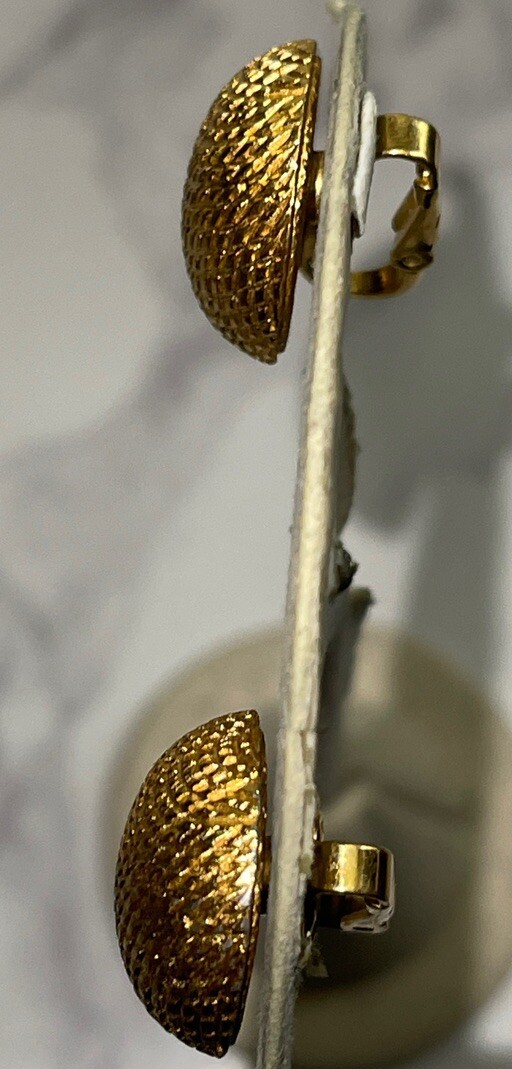 Trifari Signed Vintage Gold Tone Clip On Earrings Jewelry J-57