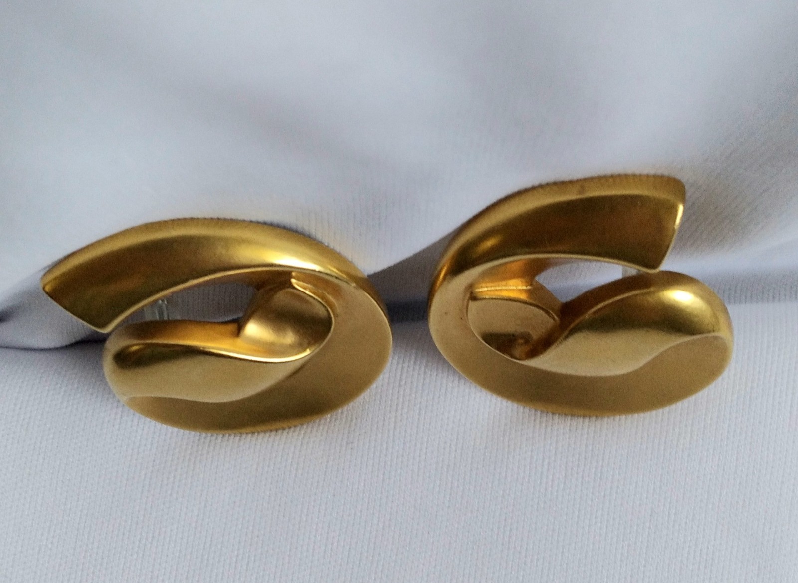 Vintage Round Swirl Ribbon Brushed Gold Tone Statement Earrings Pierced Ears