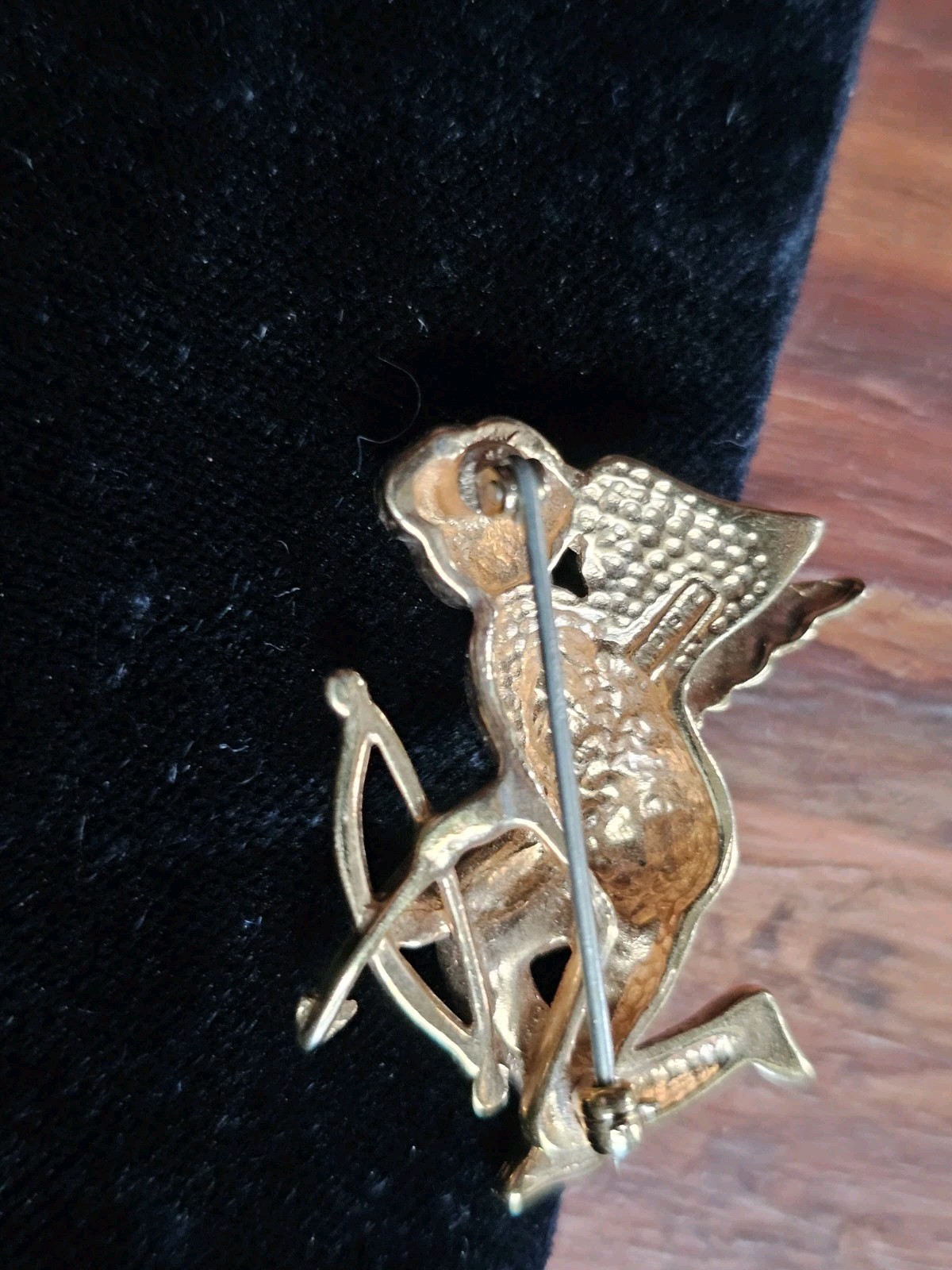 Krementz Cupid Brooch Gold Tone Cherub Wings Flying Dart Bow Signed Vtg 1.25″