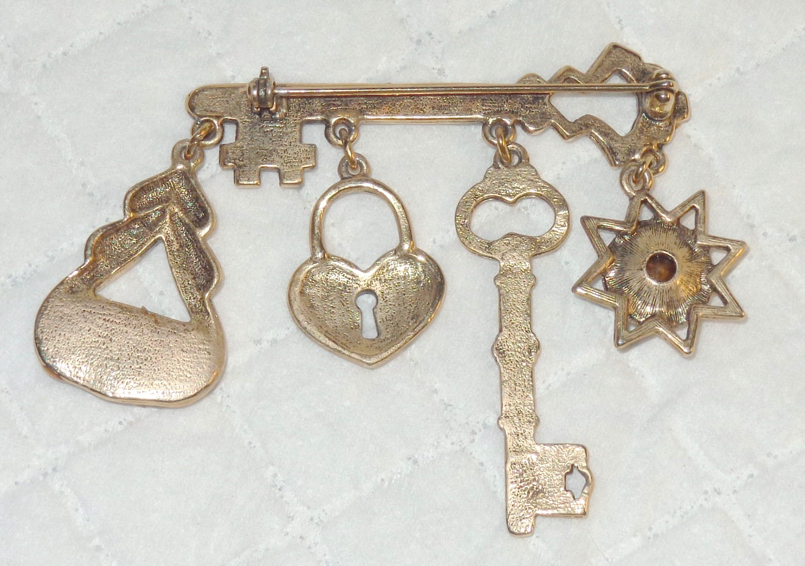 Vintage Signed ULTRACRAFT CHARM DANGLE BAR PIN Gold Tone KEYS CHARMS 2.25″
