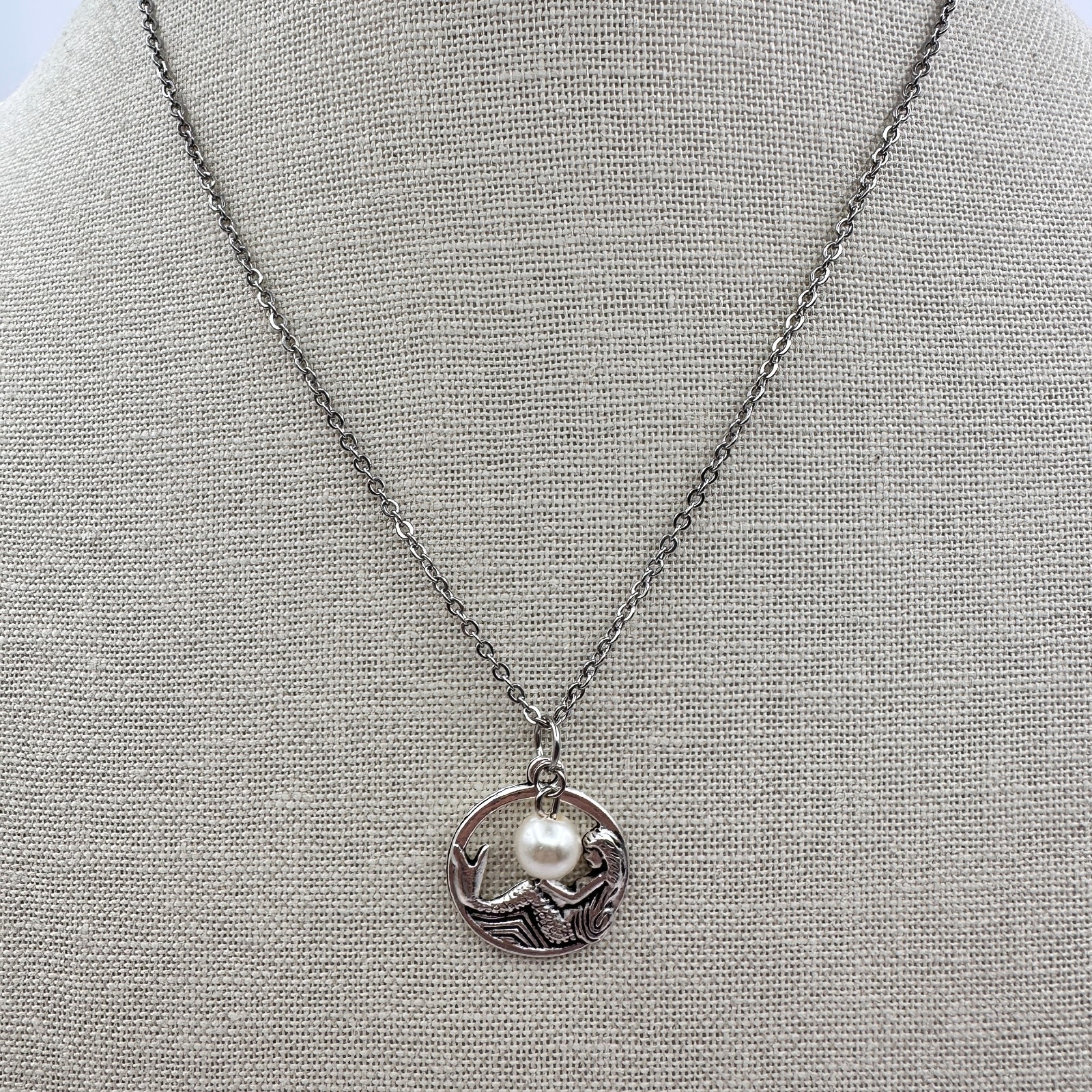 Vintage 90s Silver Tone Mermaid Circle Pendant Necklace Faux Pearl Charm Jewelry