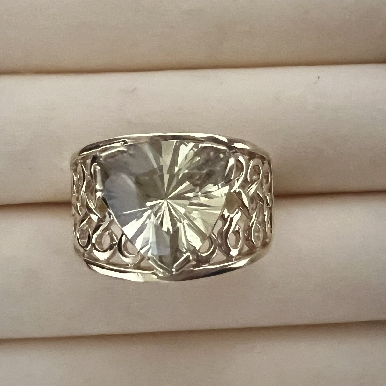 Vintage 14 Karat Yellow Gold Celtic Knot Natural Golden Beryl Ring Size 8.25