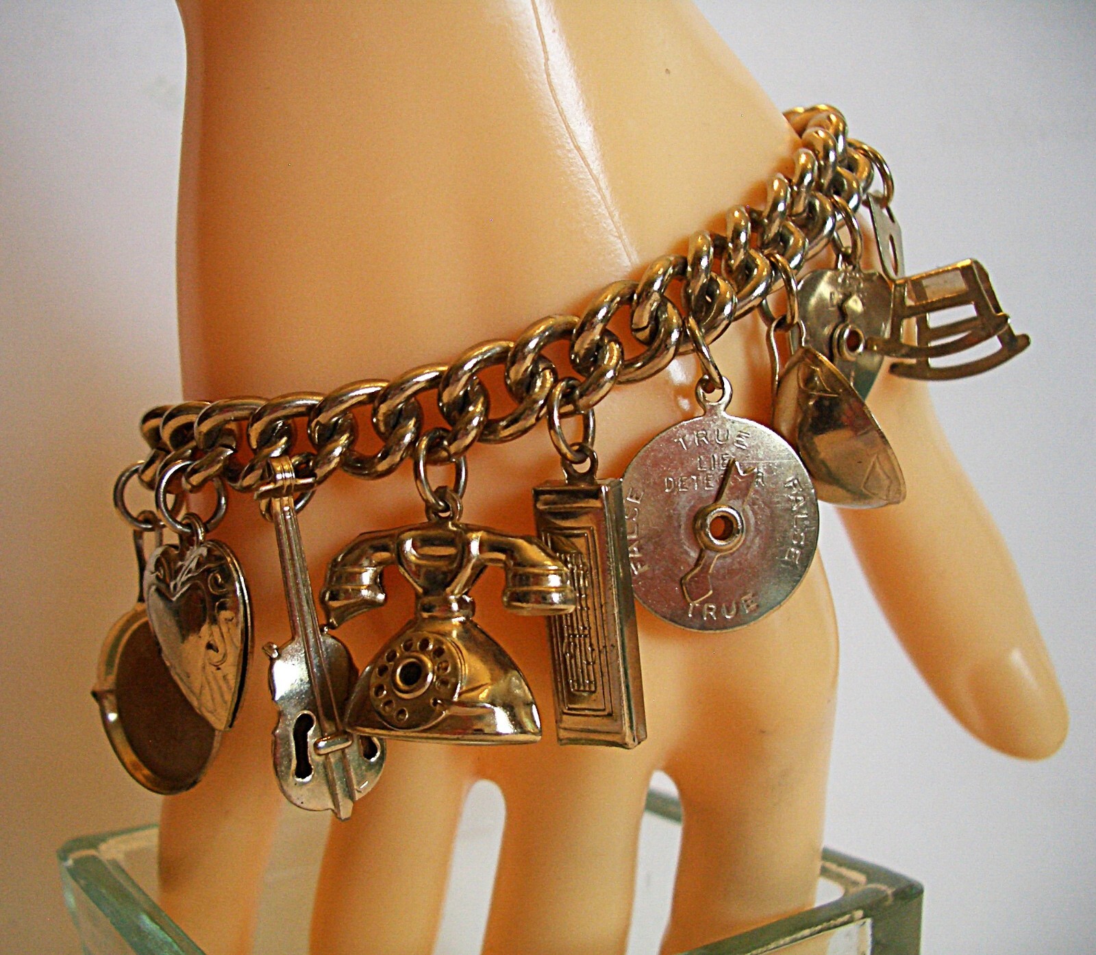 Vtg ’50s Gold Tone 15 Charms 7″ Bracelet Heavy Curb Link Chain Includes Ashtray