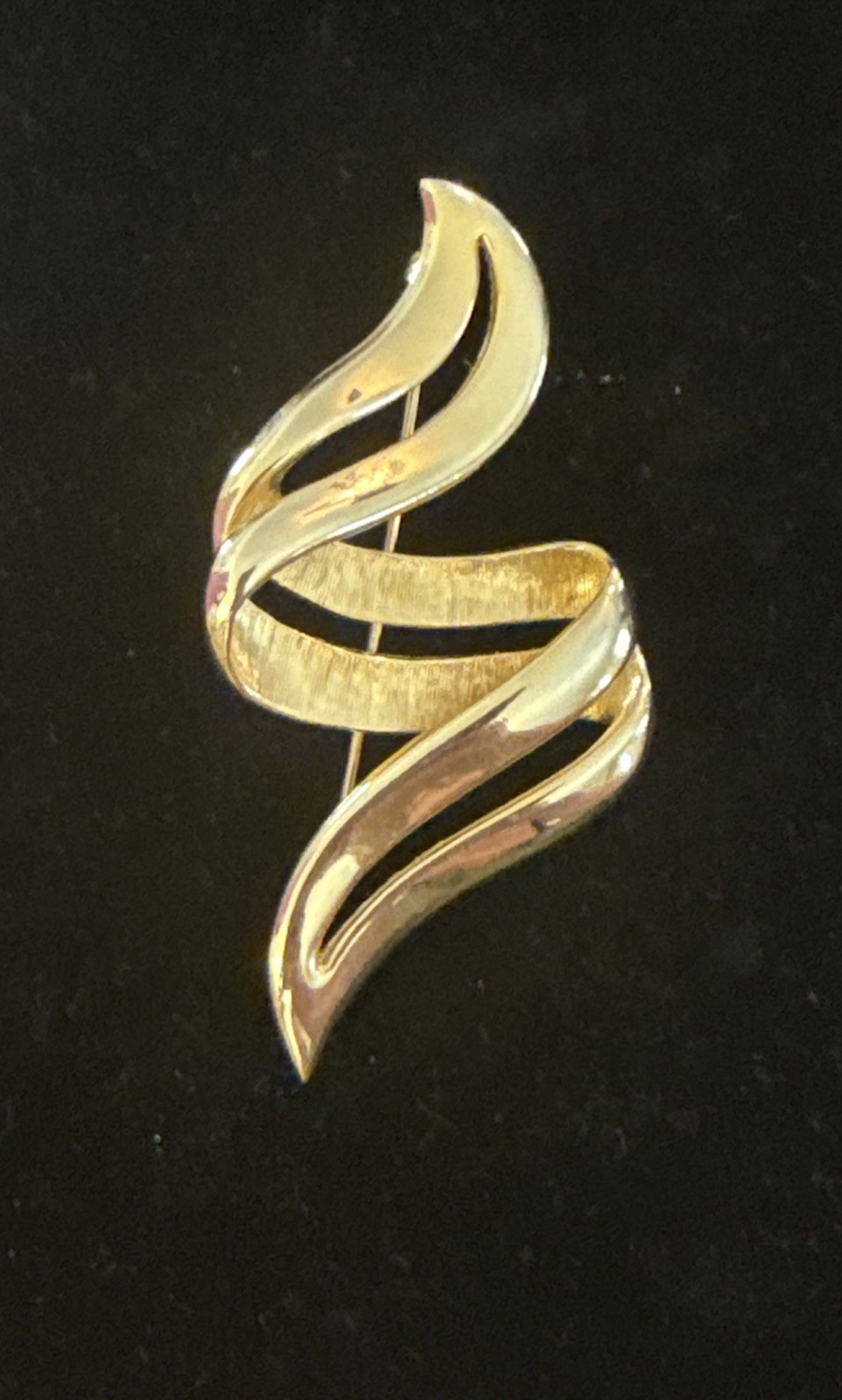 Vintage 1980’s Gold Tone Double Swirl Ribbon Brooch Pin 3” Statement Modernist