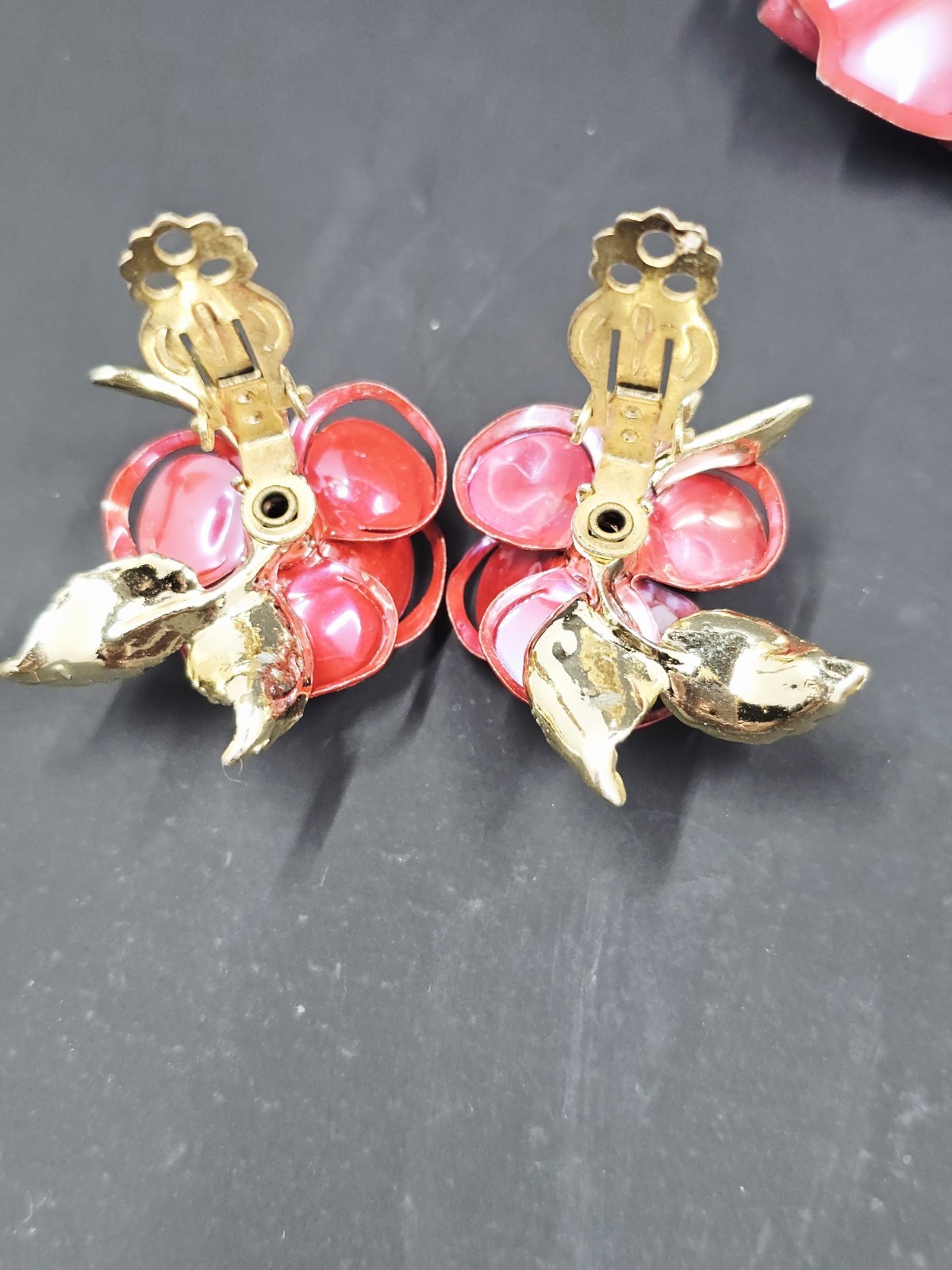 VTG Red Iridescent 3D Flower W/ Goldtone Accent Brooch & Clip-On Earring Set
