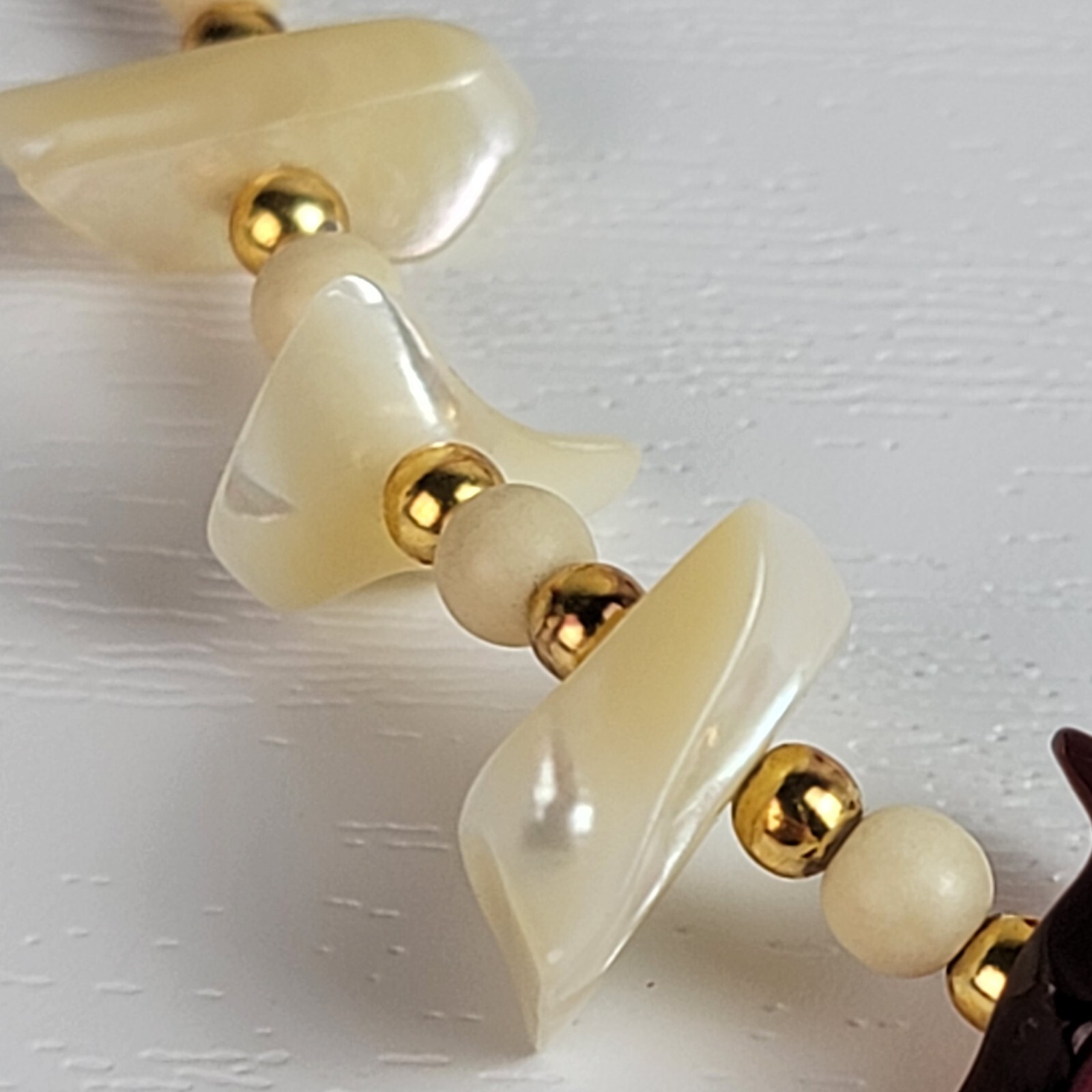 Gold-Tone Red Garnet And Mother Of Pearl Chip Beaded Necklace Cream Red 23.5 In