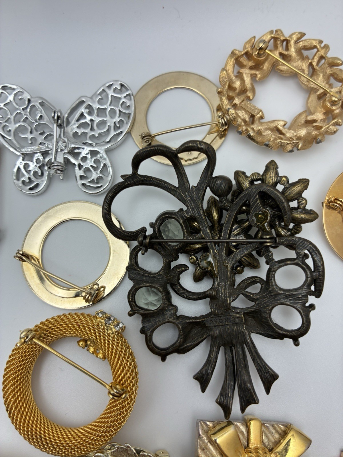 41 Piece Brooch Pin Lot Vintage Gold Signed/Unsigned 2 Missing Stones – Reseller