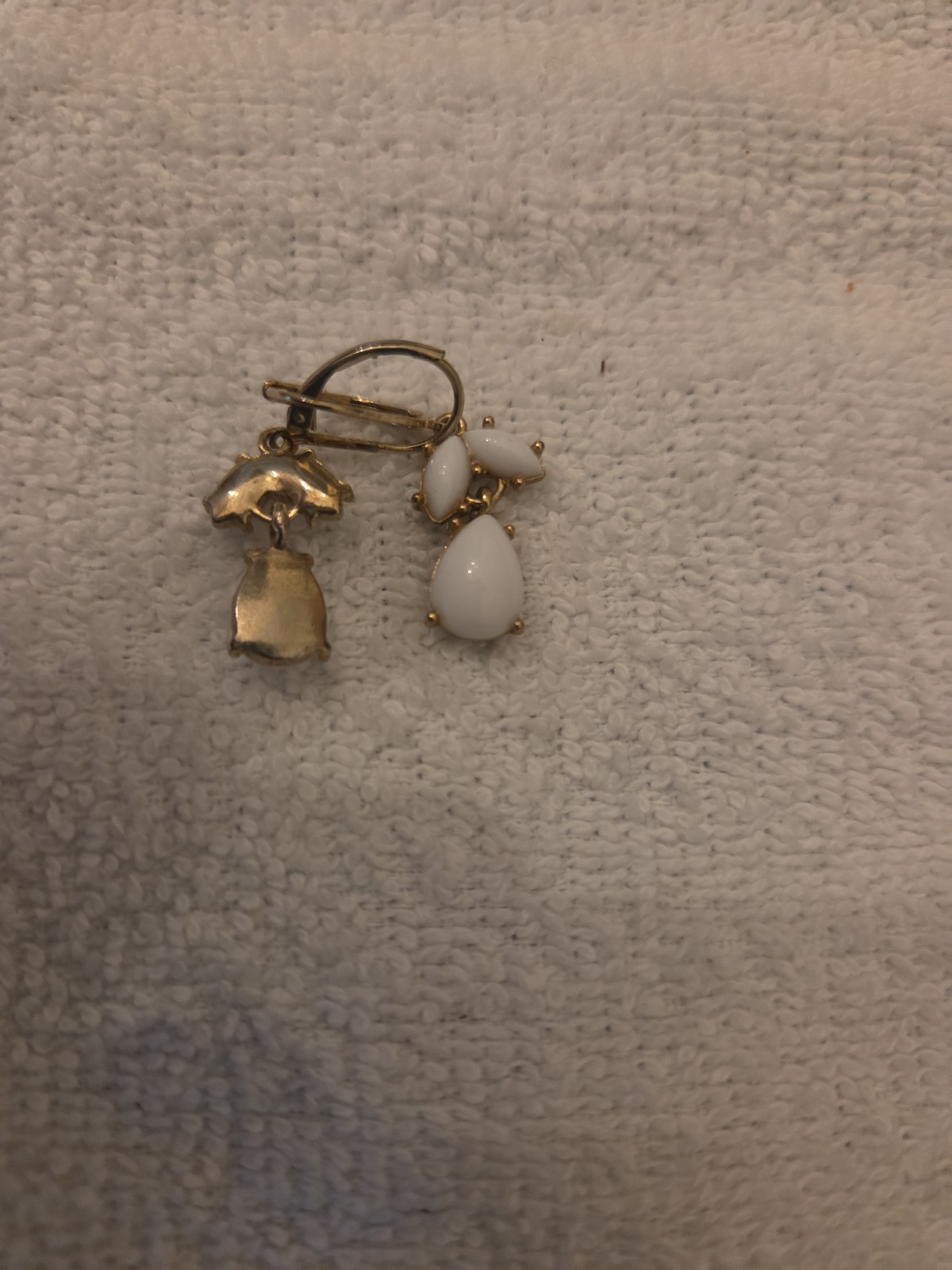 Vtg White Dangle Earrings
