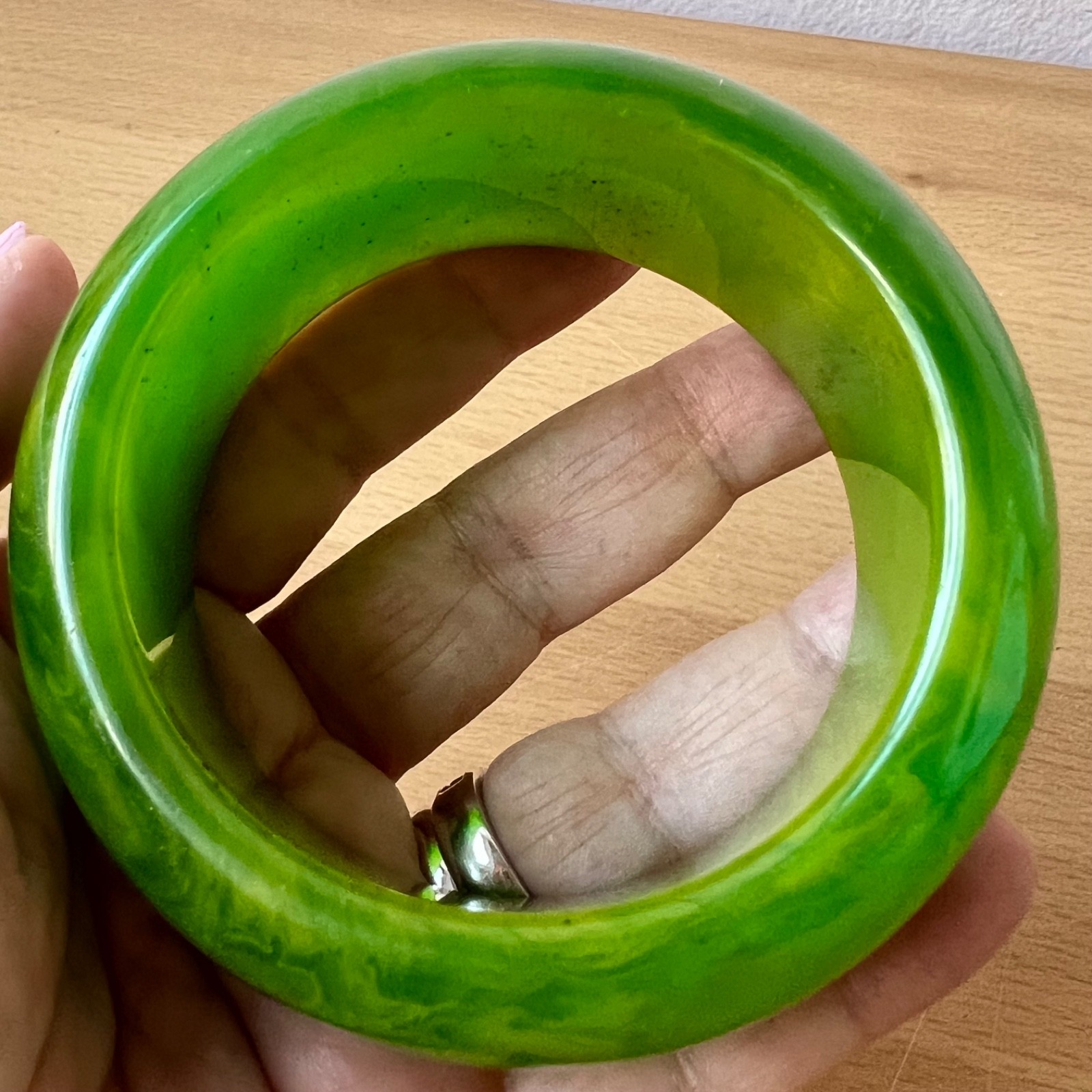 VINTAGE VIVID MARBLED KELLY GREEN BAKELITE FAT DONUT WIDE BANGLE BRACELET UNIQUE