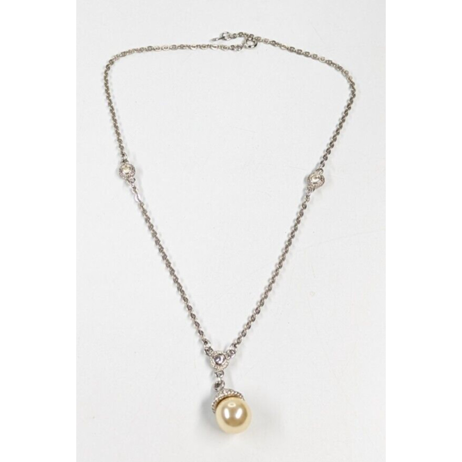 VTG White/Cream Faux Pearl Drop Pendant Silver Tone Station Chain Necklace 16″