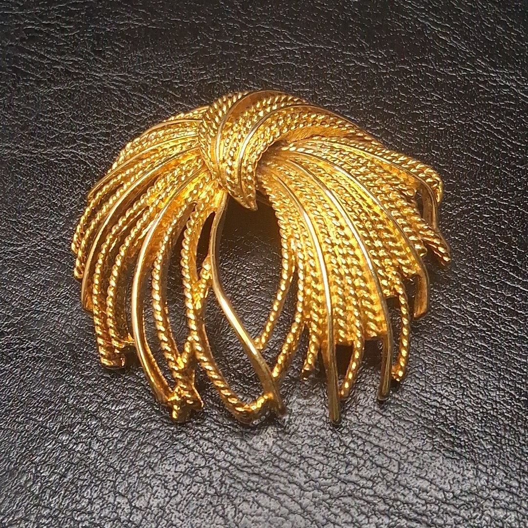 Vintage Jewelry Signed MONET Bow Pin Brooch Gold Tone. 16.346