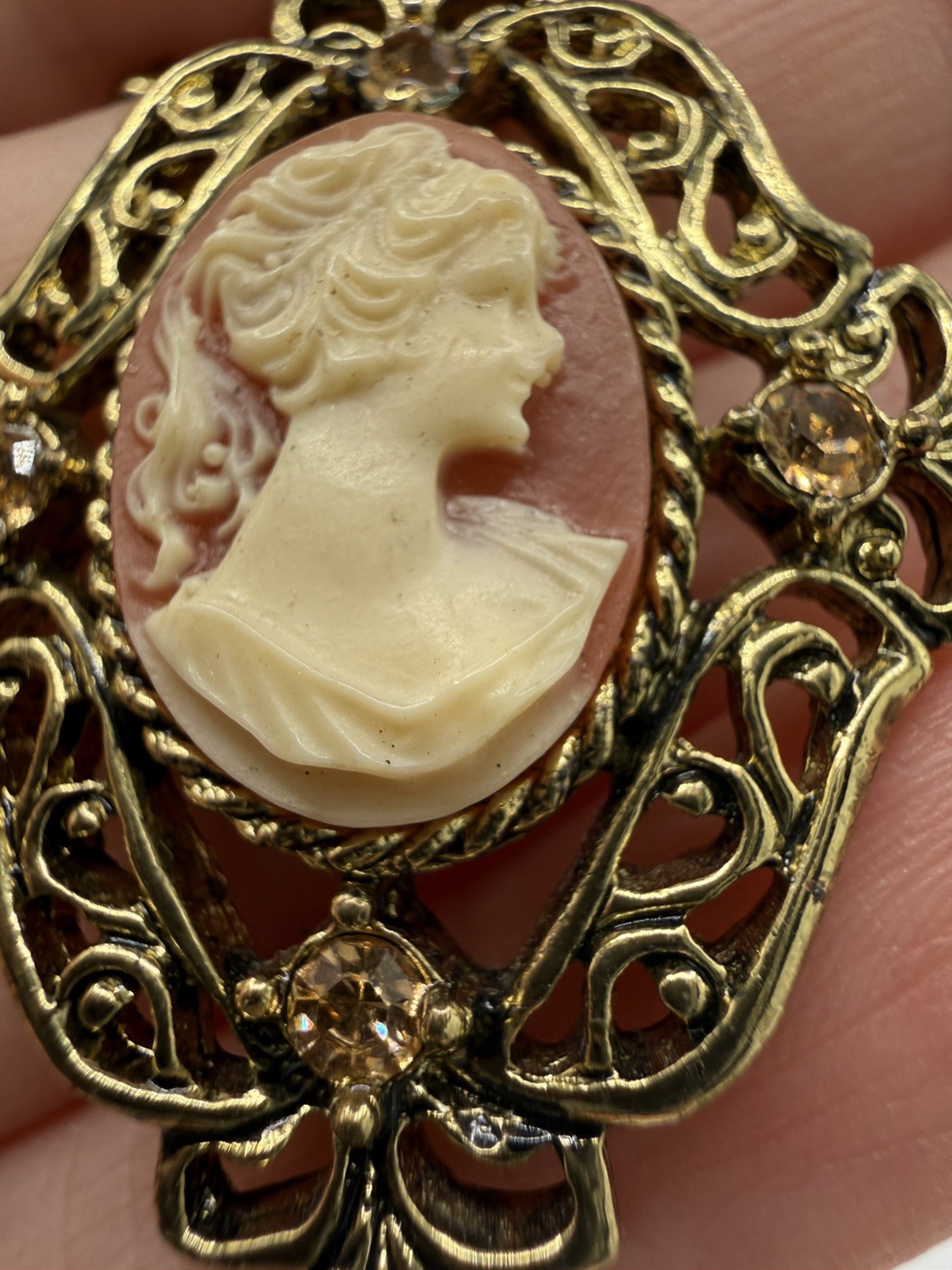 Vintage Style Cameo Pendant Necklace Gold Tone Filigree Toggle