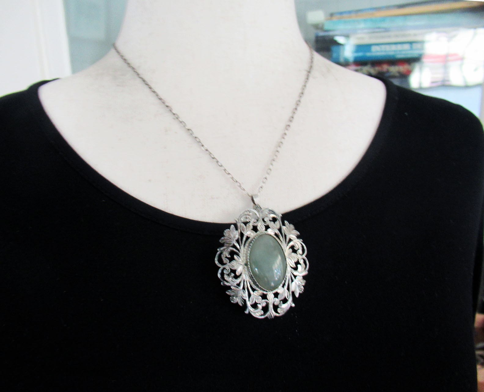 VINTAGE STERLING PENDANT NECKLACE w JADE?, 2 3/8 INCHES PENDANT, 18 IN CABLE CHN