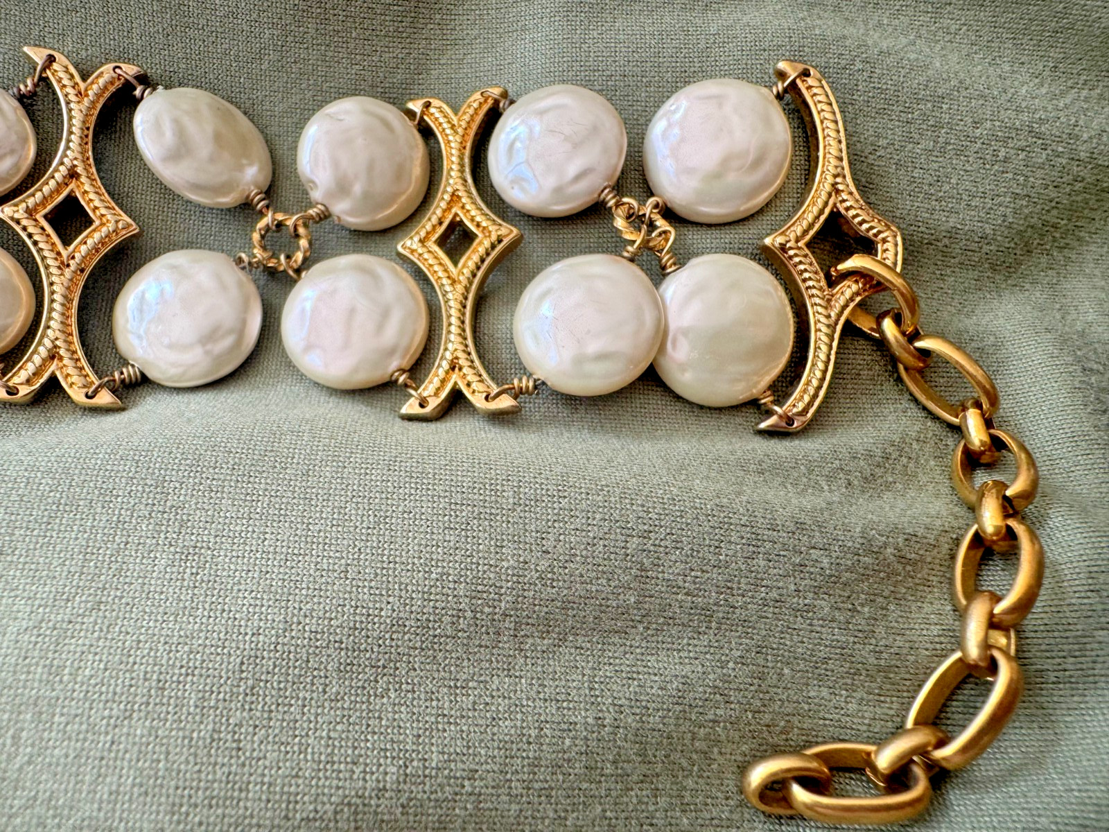 natural pearl and gold tone bracelet 7 to 9 inches